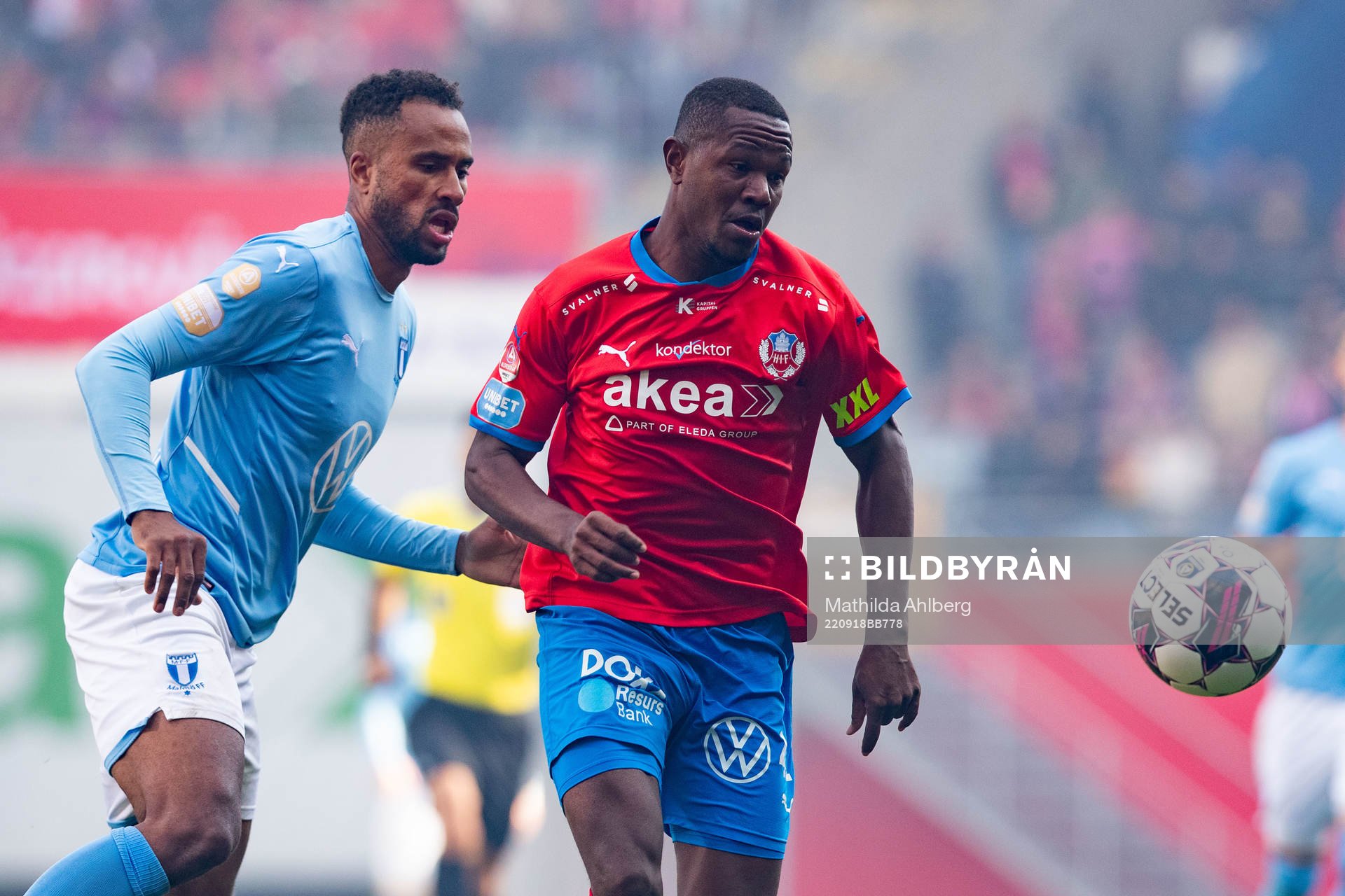 Malmö FFs Isaac Kiese Thelin och Helsingborgs Diego Cesar De Oliveira under fotbollsmatchen i Allsvenskan mellan Helsingborg och Malmö FF den 18 september 2022 i Helsingborg.