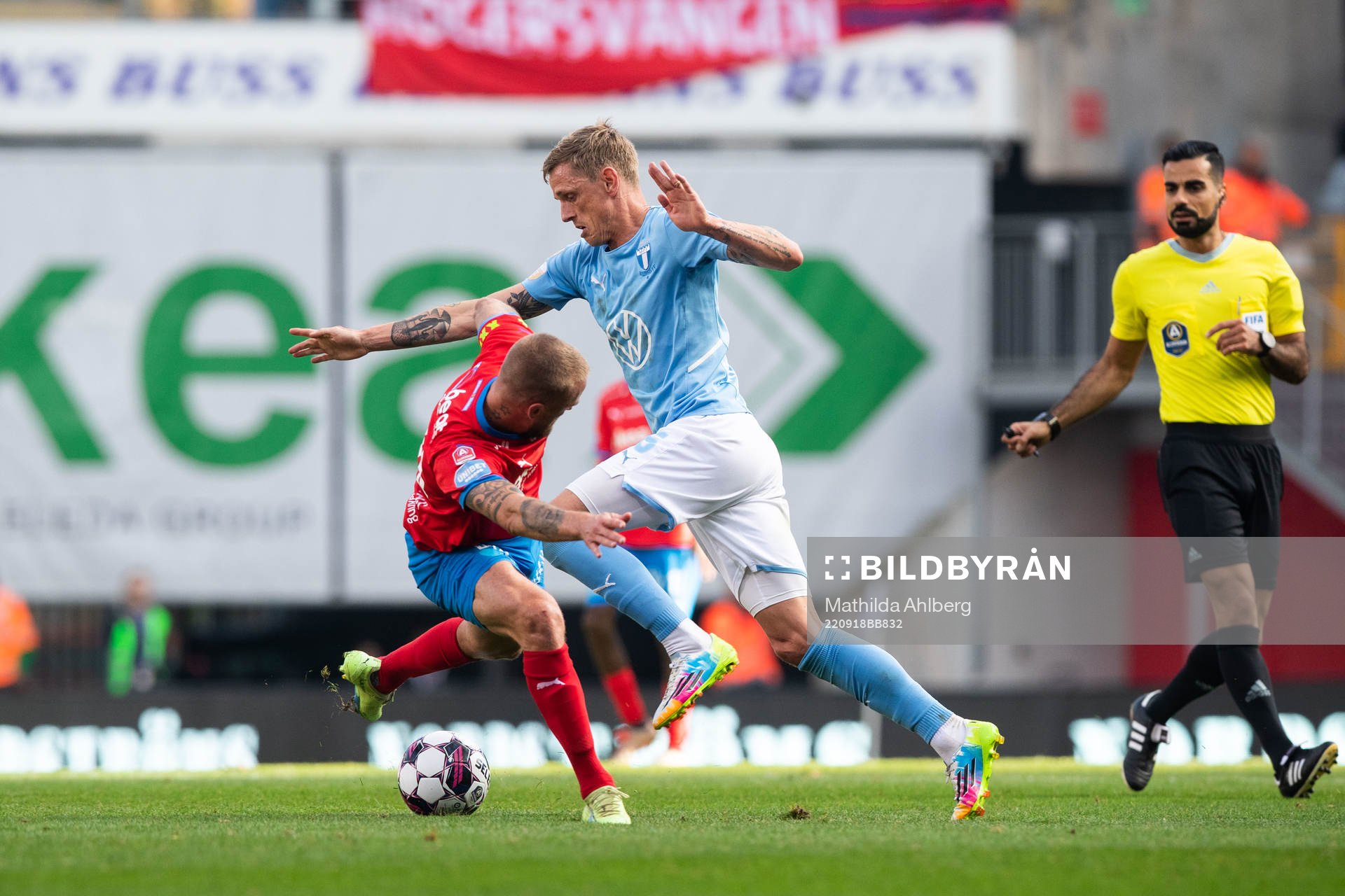 Helsingborgs Alexander Faltsetas och Malmö FFs Søren Rieks under fotbollsmatchen i Allsvenskan mellan Helsingborg och Malmö FF den 18 september 2022 i Helsingborg.