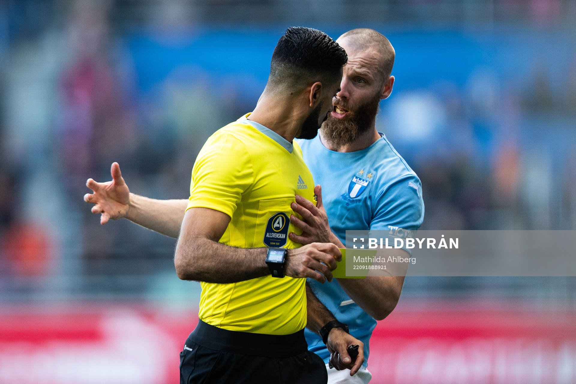 Malmö FFs Jo Inge Berget tilldelas gult kort av Domare
