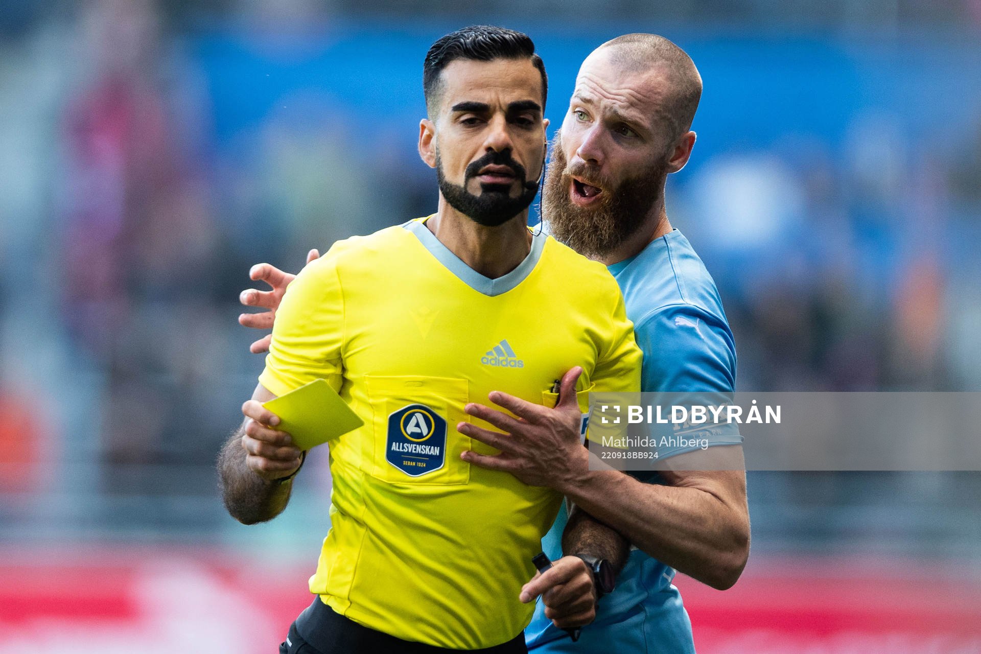Malmö FFs Jo Inge Berget och Domare Mohammed Al-Hakim
