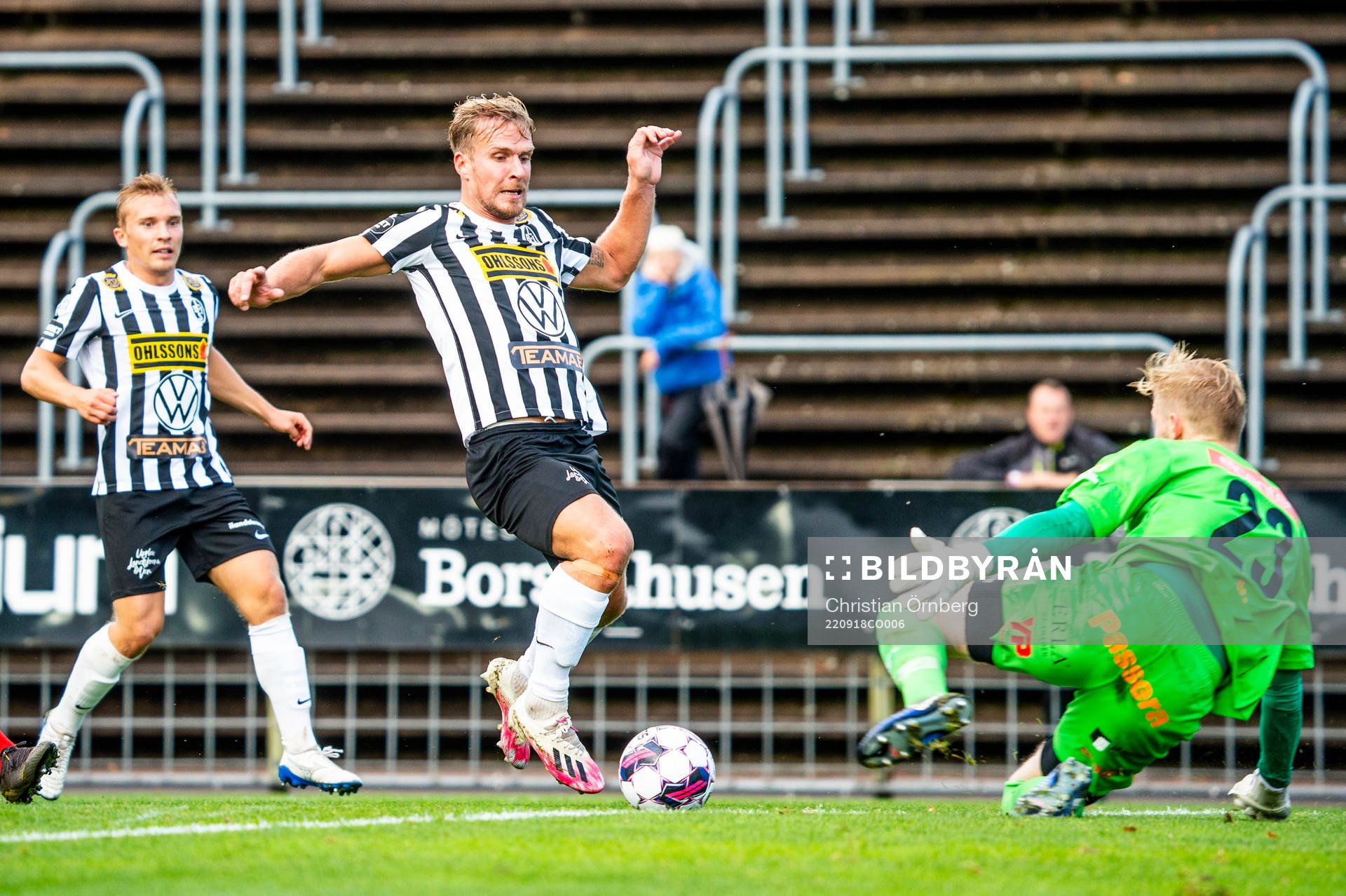 Landskronas Linus R Olsson mot Norrbys målvakt Anton