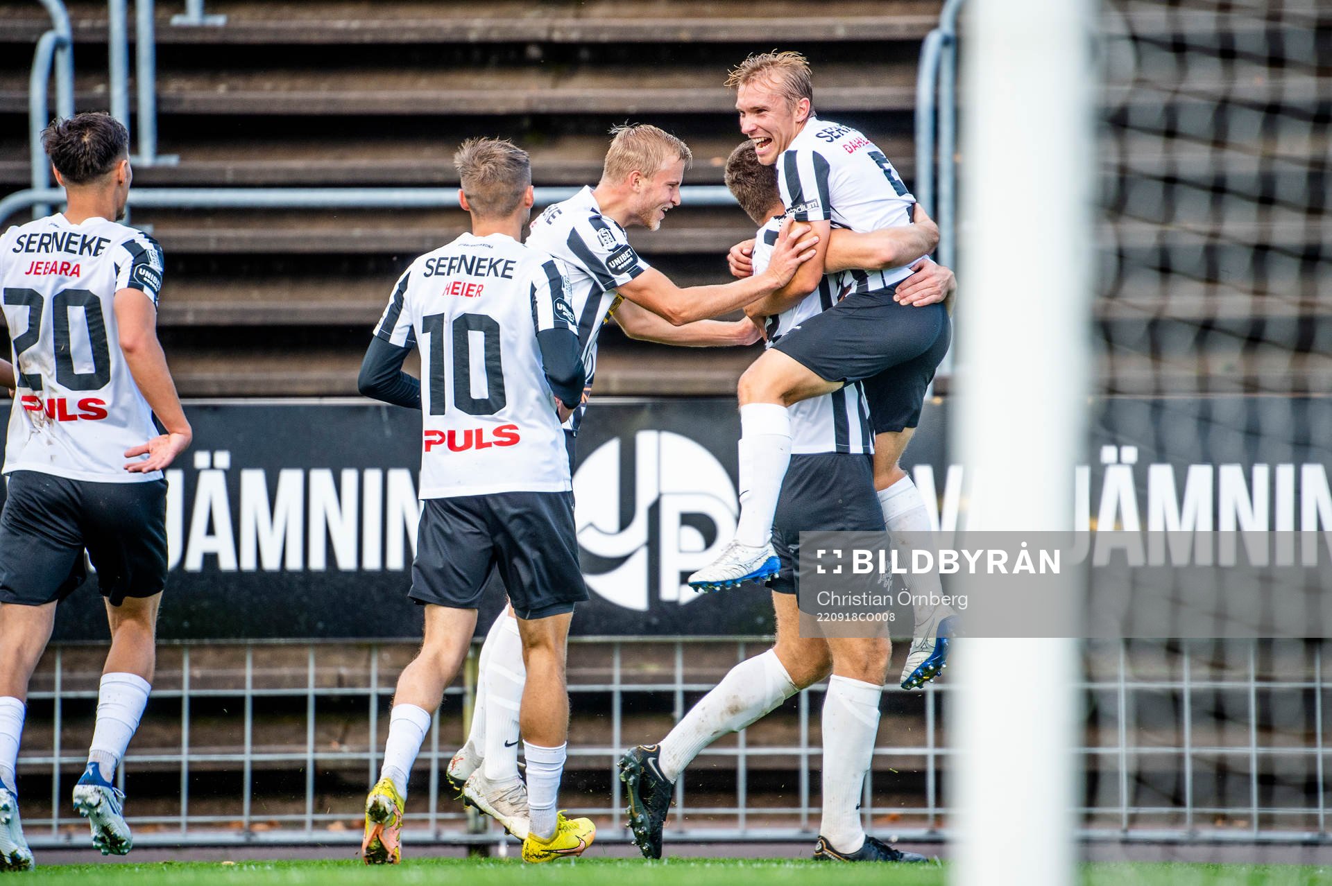 Landskronas Edvin Dahlqvist jublar med lagkamraterna