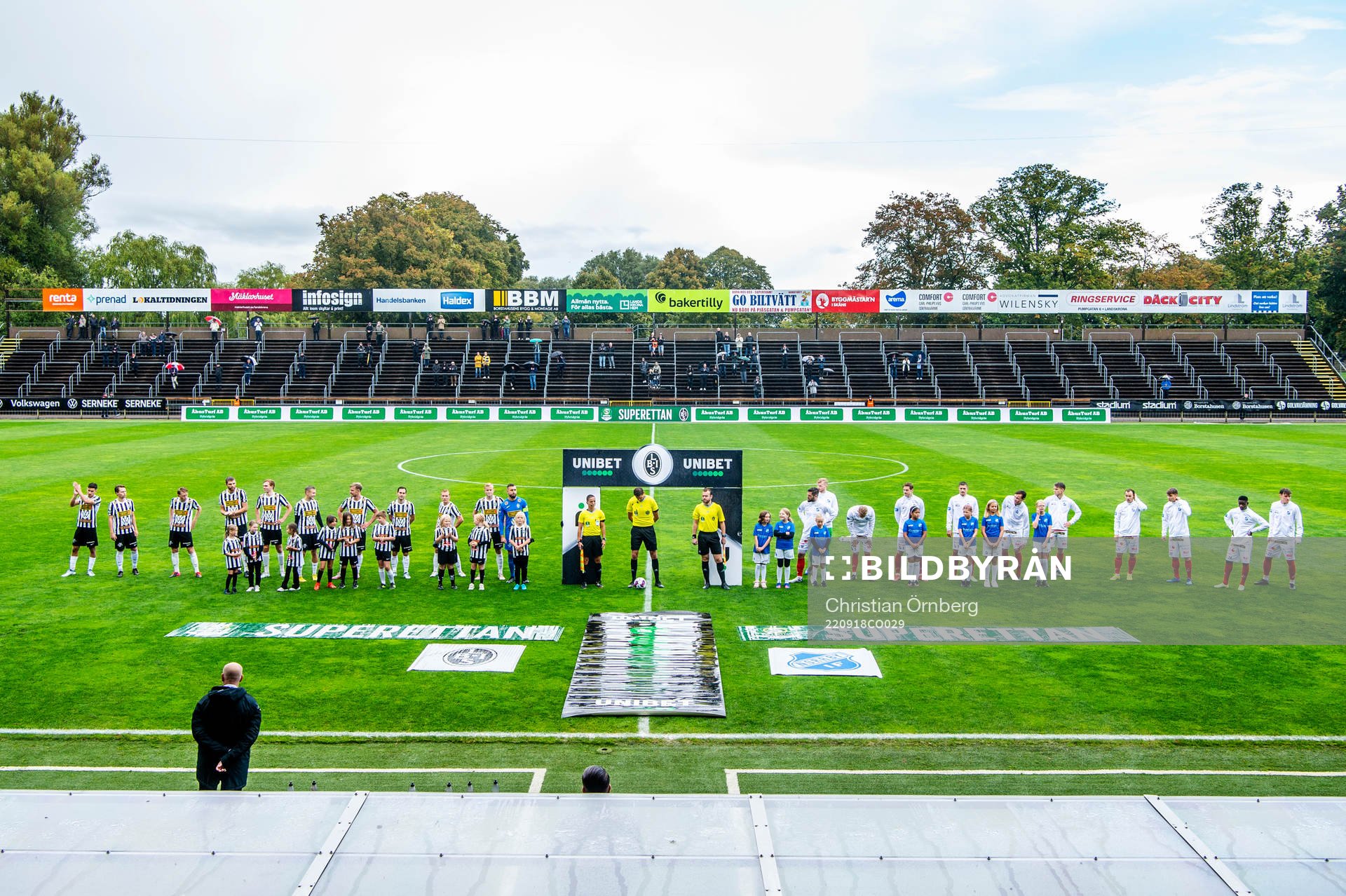 Lagen ställer upp innan fotbollsmatchen i Superettan