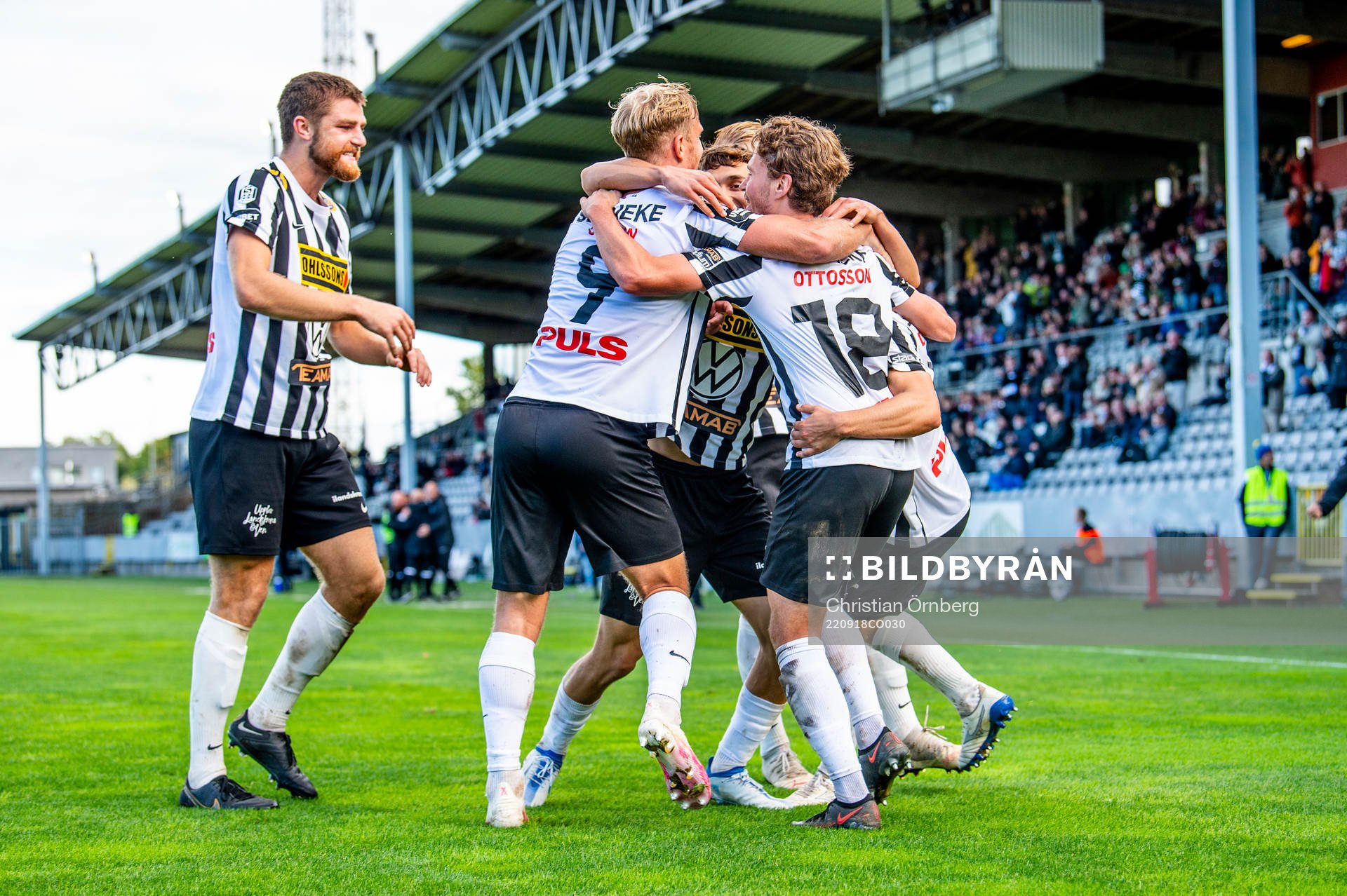Landskronas Filip Ottosson jublar med lagkamraterna