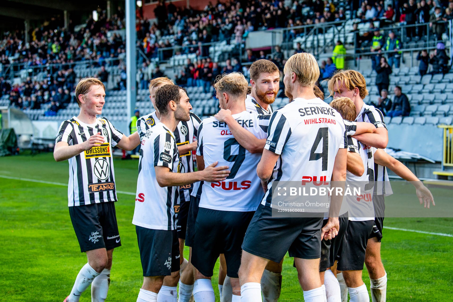 Landskronas Filip Ottosson jublar med lagkamraterna