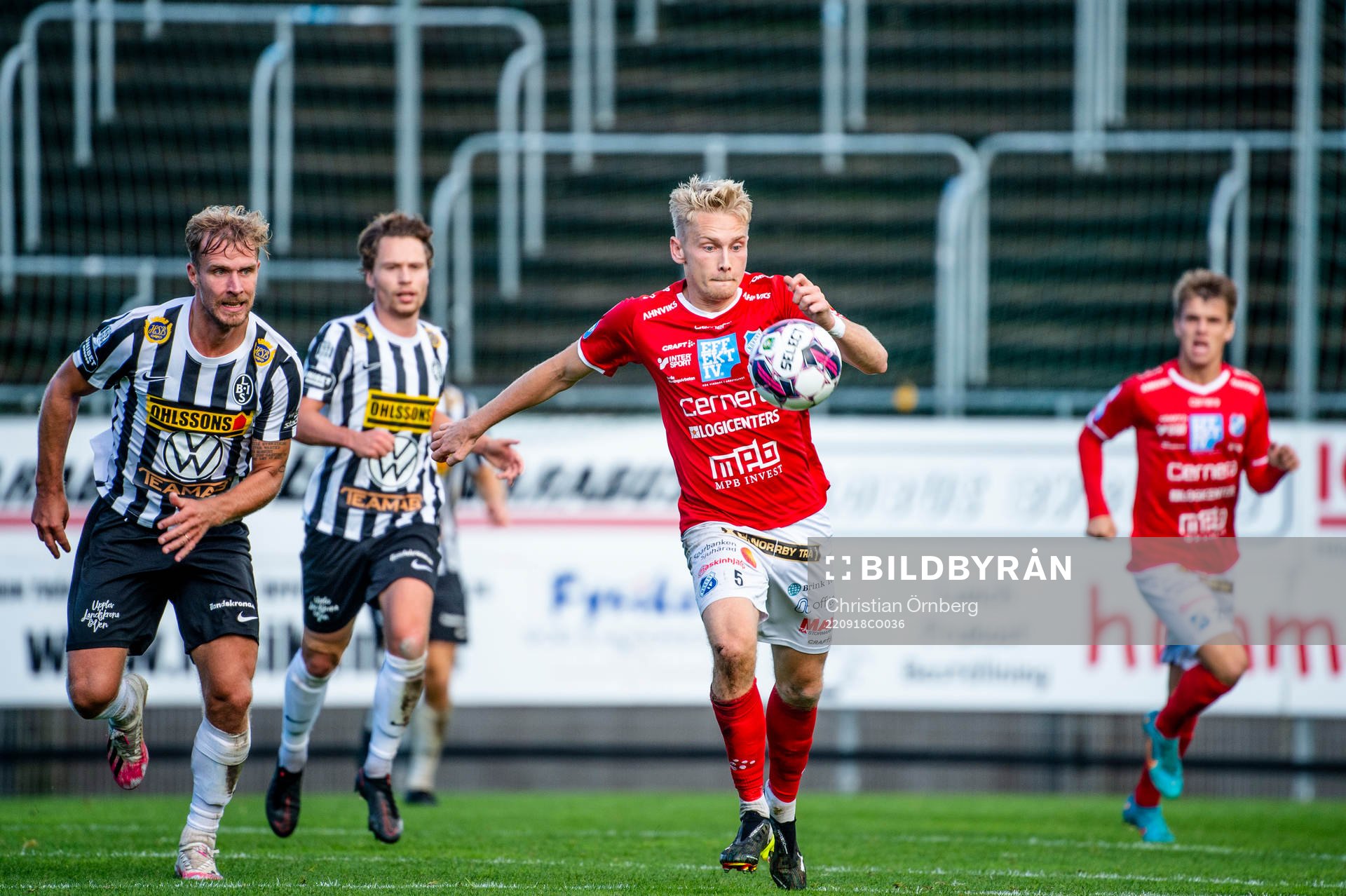 Norrbys Johan Brannefalk mot Landskronas Linus R Olsson och Filip Ottosson under fotbollsmatchen i Superettan mellan Landskrona och Norrby den 18 september 2022 i Landskrona.