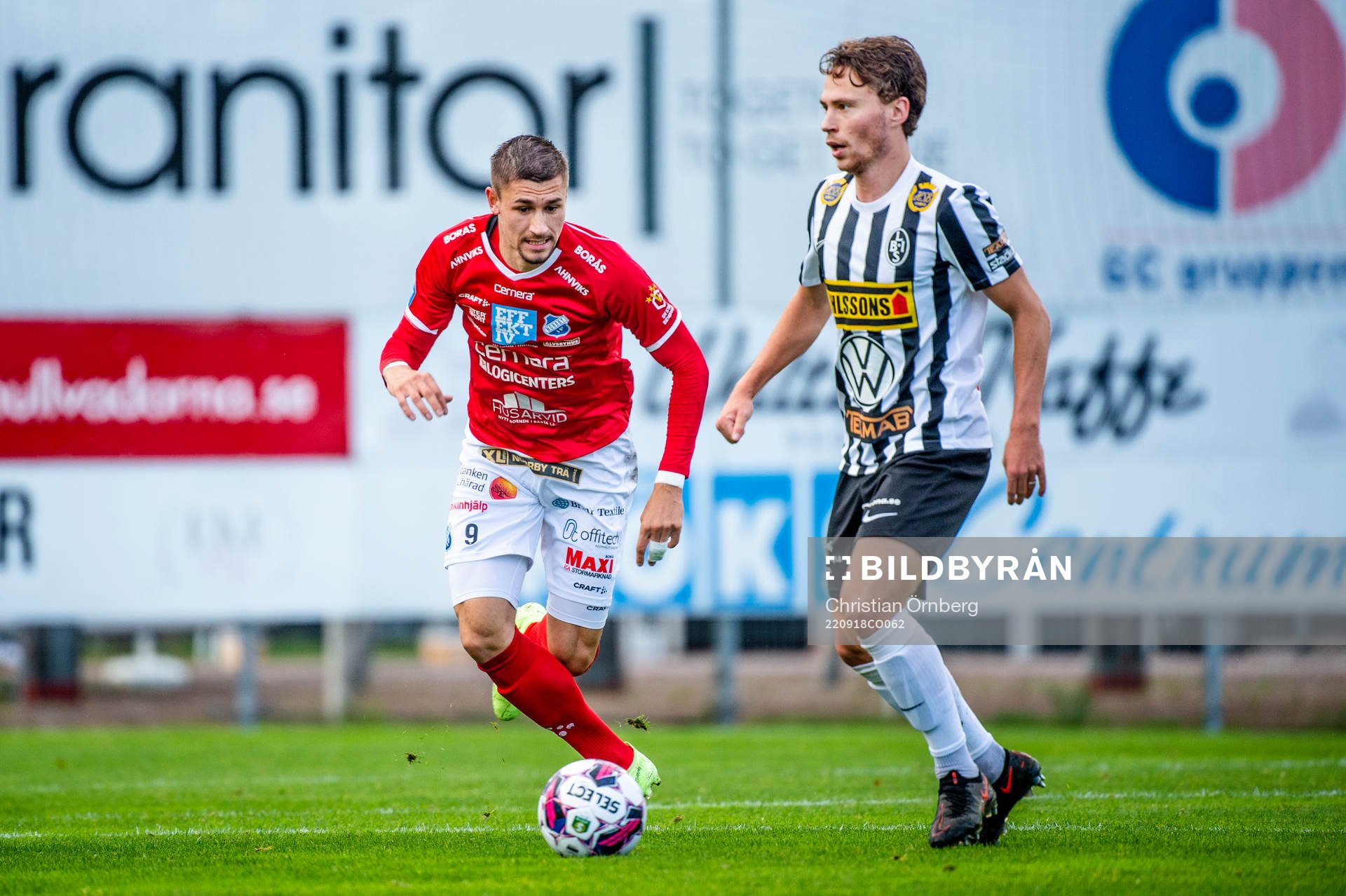 Norrbys André Reinholdsson mot Landskronas Filip Ottosson under fotbollsmatchen i Superettan mellan Landskrona och Norrby den 18 september 2022 i Landskrona.