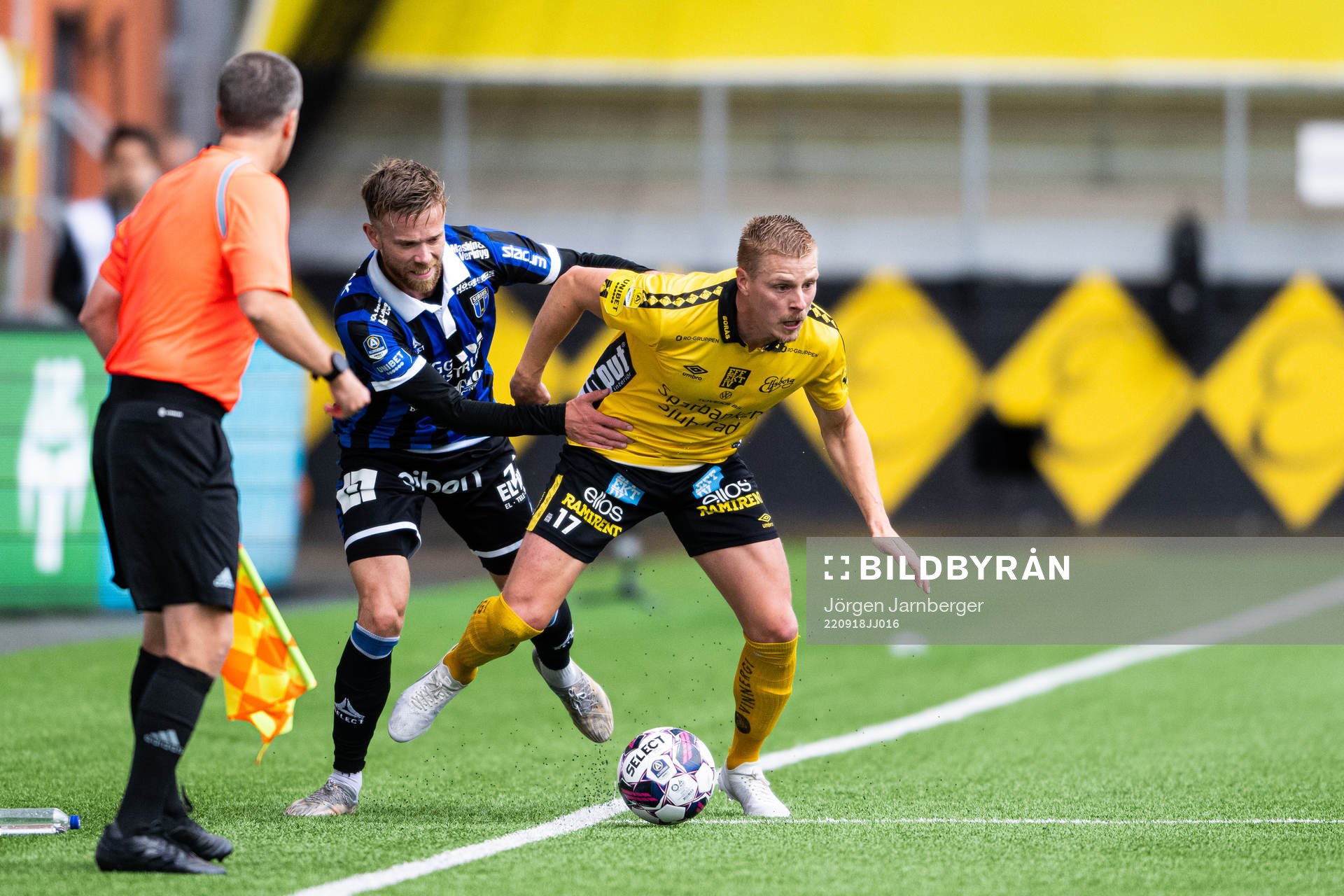 Sirius Dennis Widgren och Elfsborgs Per Frick under fotbollsmatchen i Allsvenskan mellan Elfsborg och Sirius den 18 september 2022 i Borås.
