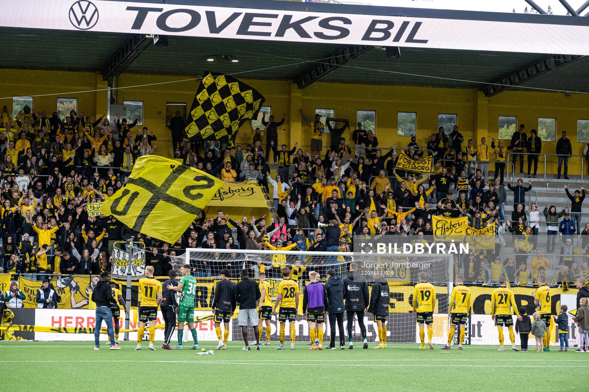 Elfsborgs spelare tackarsupportrarna