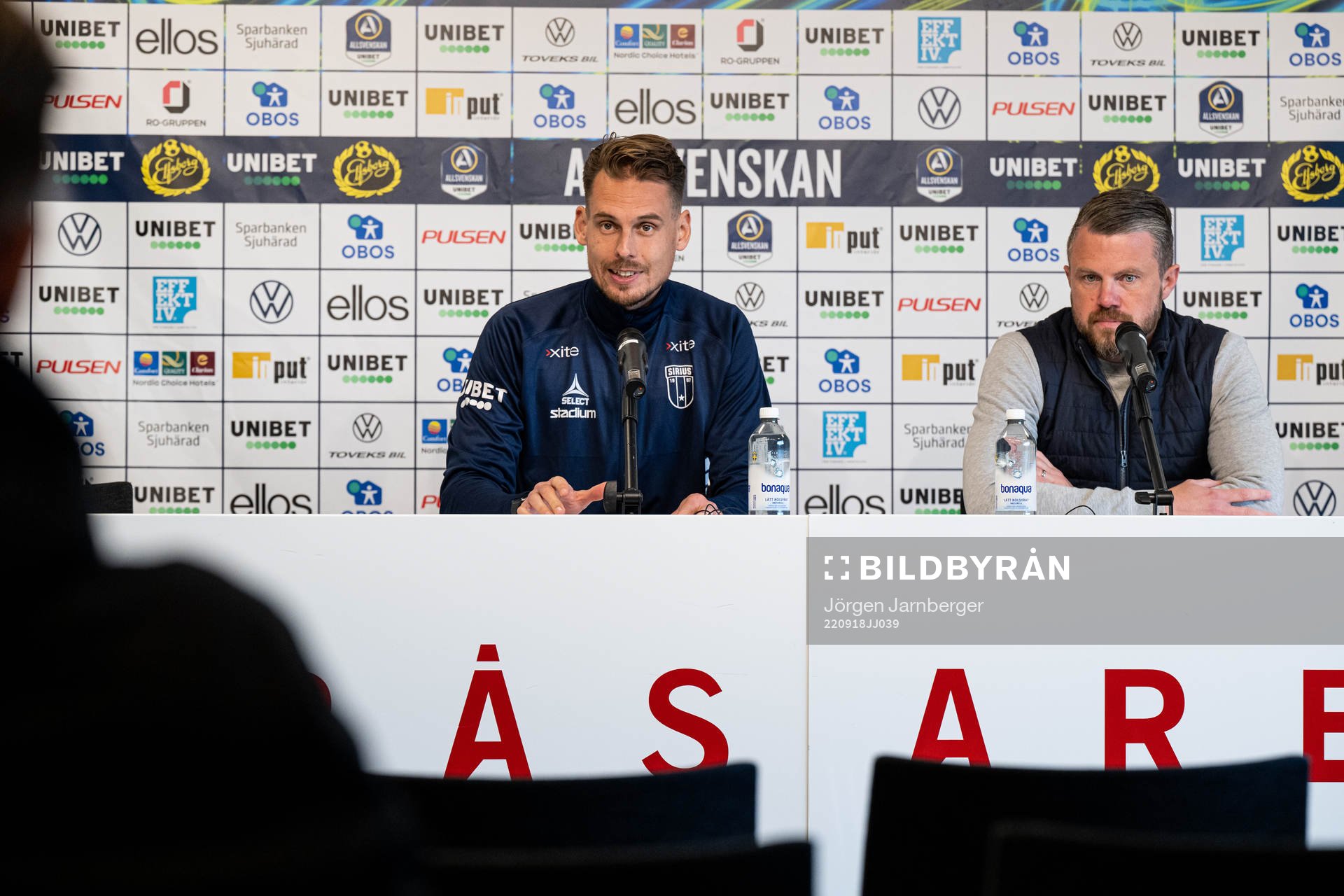 Sirius tränare Daniel Bäckström och Elfsborgs manager Jimmy Thelin under presskonferensen efter fotbollsmatchen i Allsvenskan mellan Elfsborg och Sirius den 18 september 2022 i Borås.
