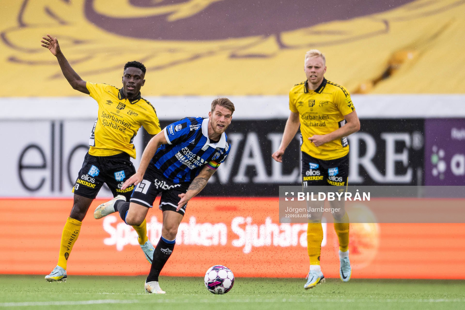 Sirius Marcus Klingenberg Mathisen i kamp med Elfsborgs Michael Baidoo och Sveinn Gudjohnsen under fotbollsmatchen i Allsvenskan mellan Elfsborg och Sirius den 18 september 2022 i Borås.