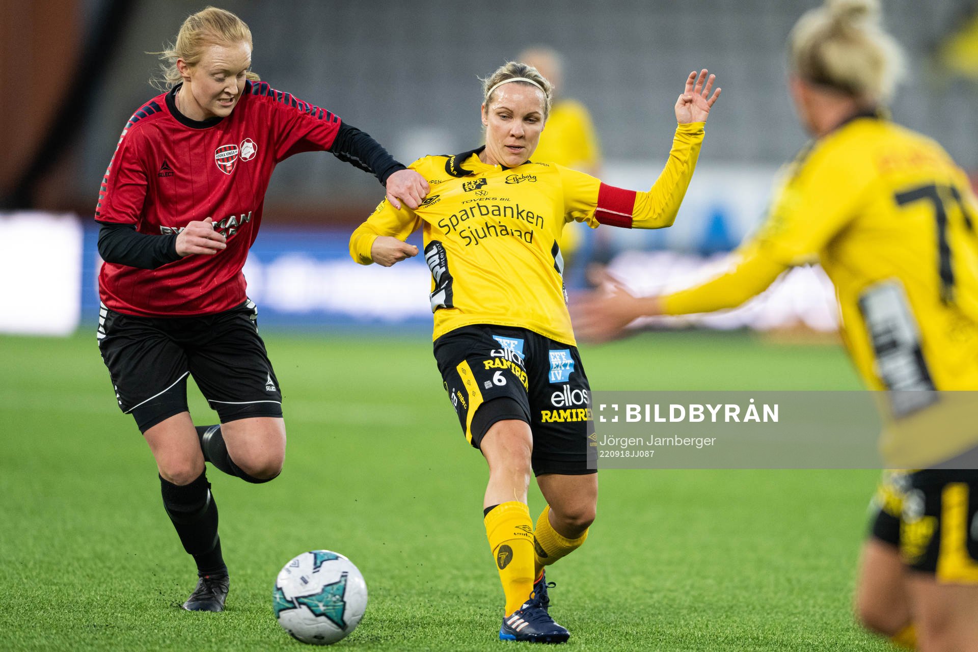 Södra vings Ida Börjesson och Elfsborgs Linda Westberg Carlsson under fotbollsmatchen i Div 2 Mellersta Götaland mellan Elfsborg och Södra Ving den 18 september 2022 i Borås. 
