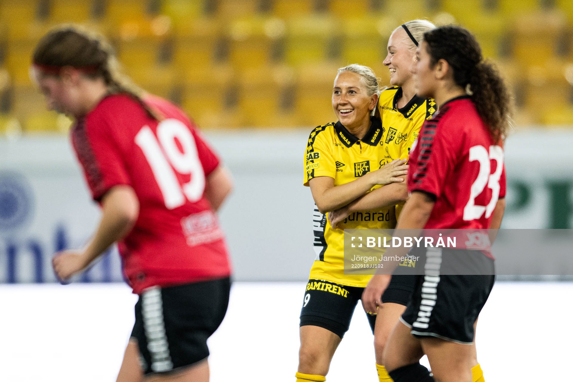 Elfsborgs Cornelia Andersson jublar med Matilda Ståhlbom