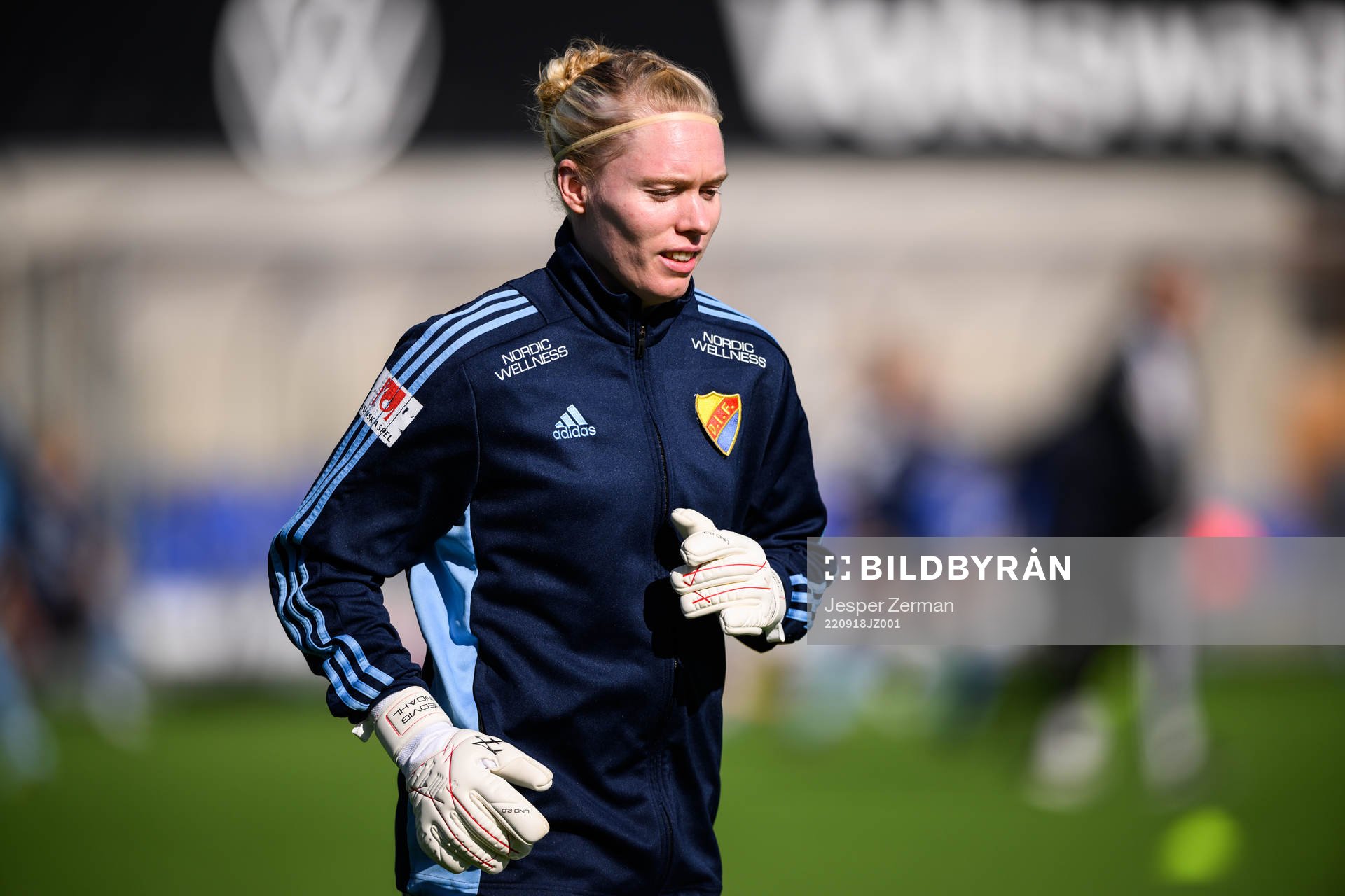 Djurgårdens målvakt Hedvig Lindahl värmer upp