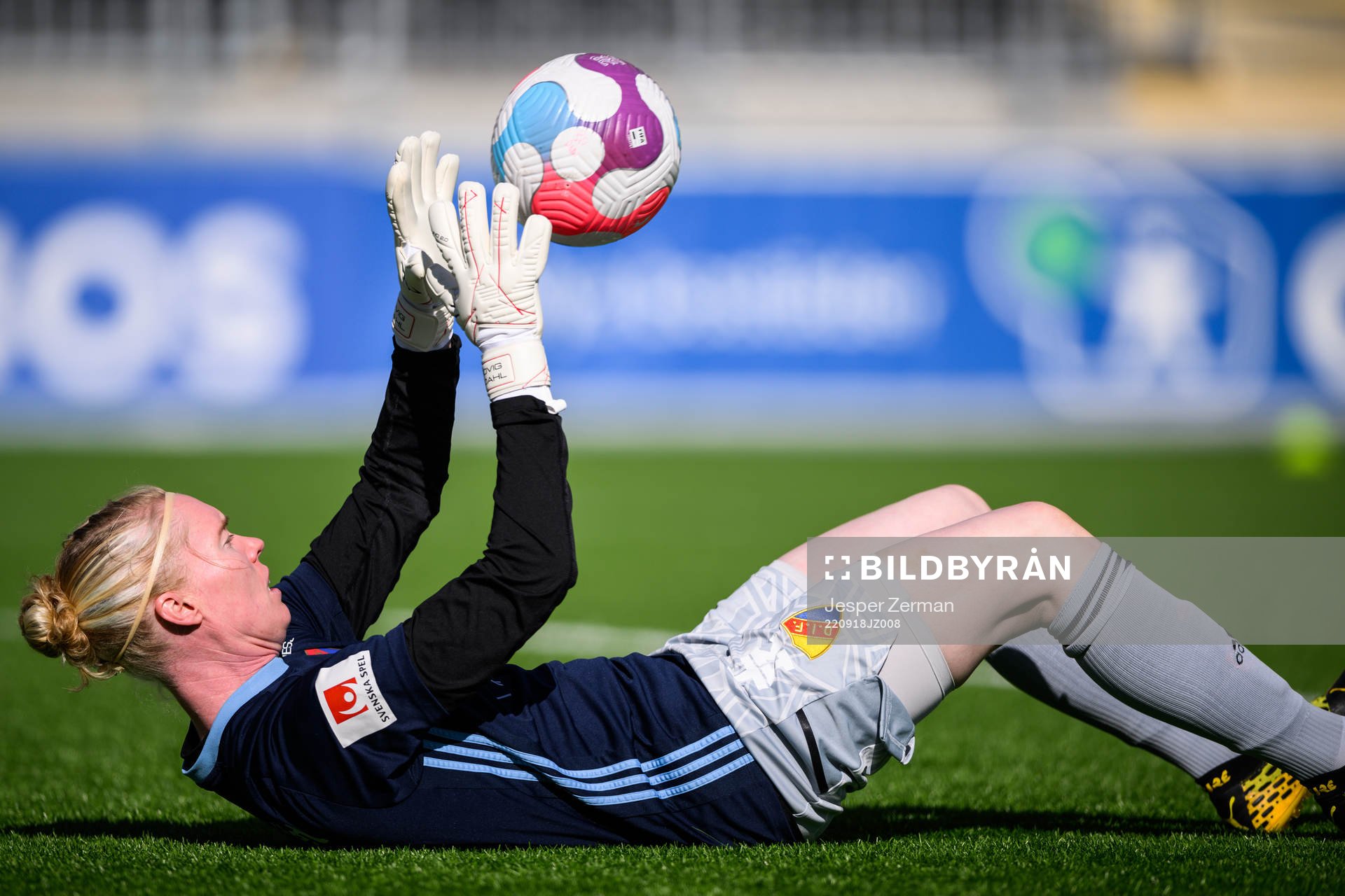 Djurgårdens målvakt Hedvig Lindahl värmer upp