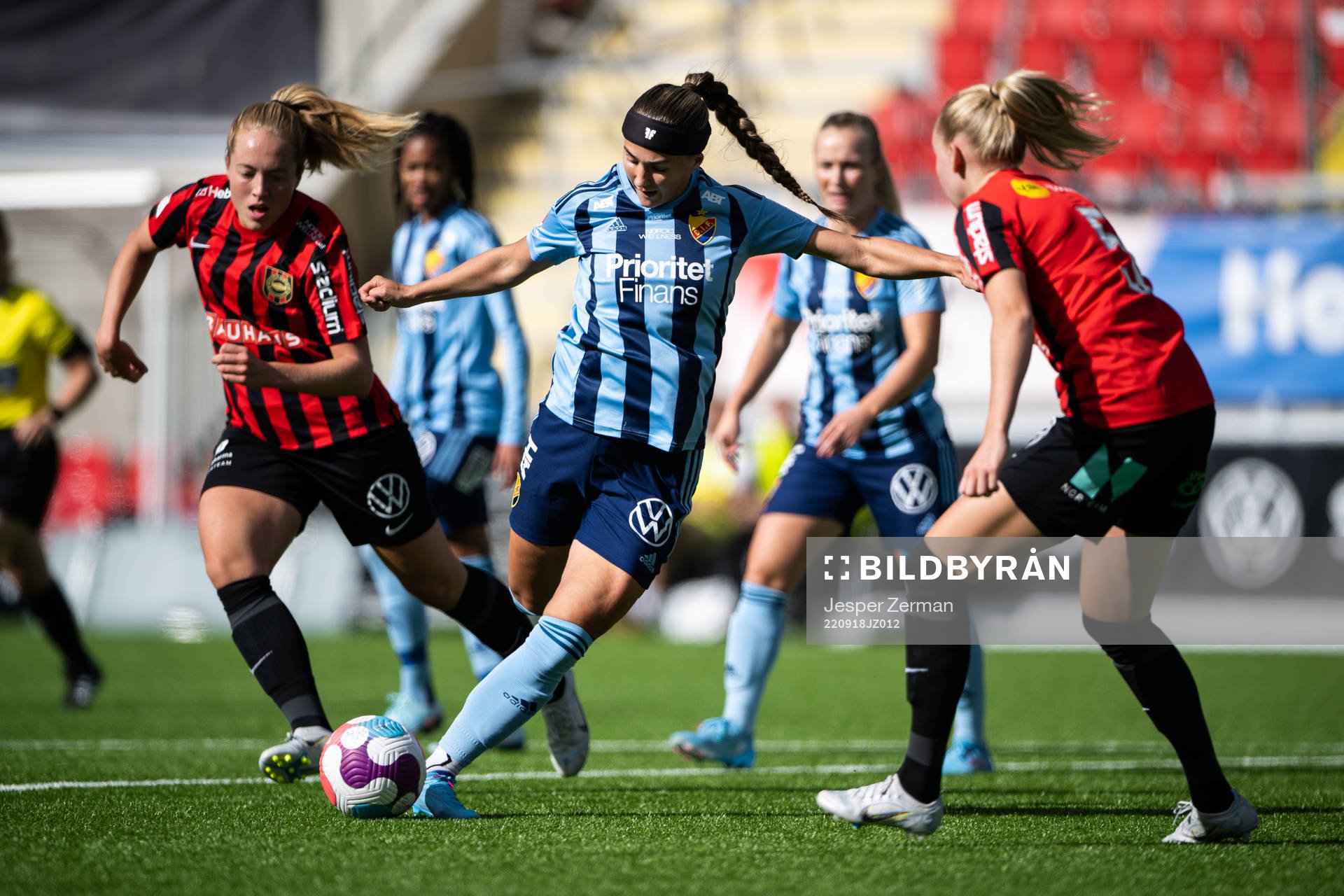 Djurgårdens Lova Lundin och Brommapojkarnas Wilma Wärulf