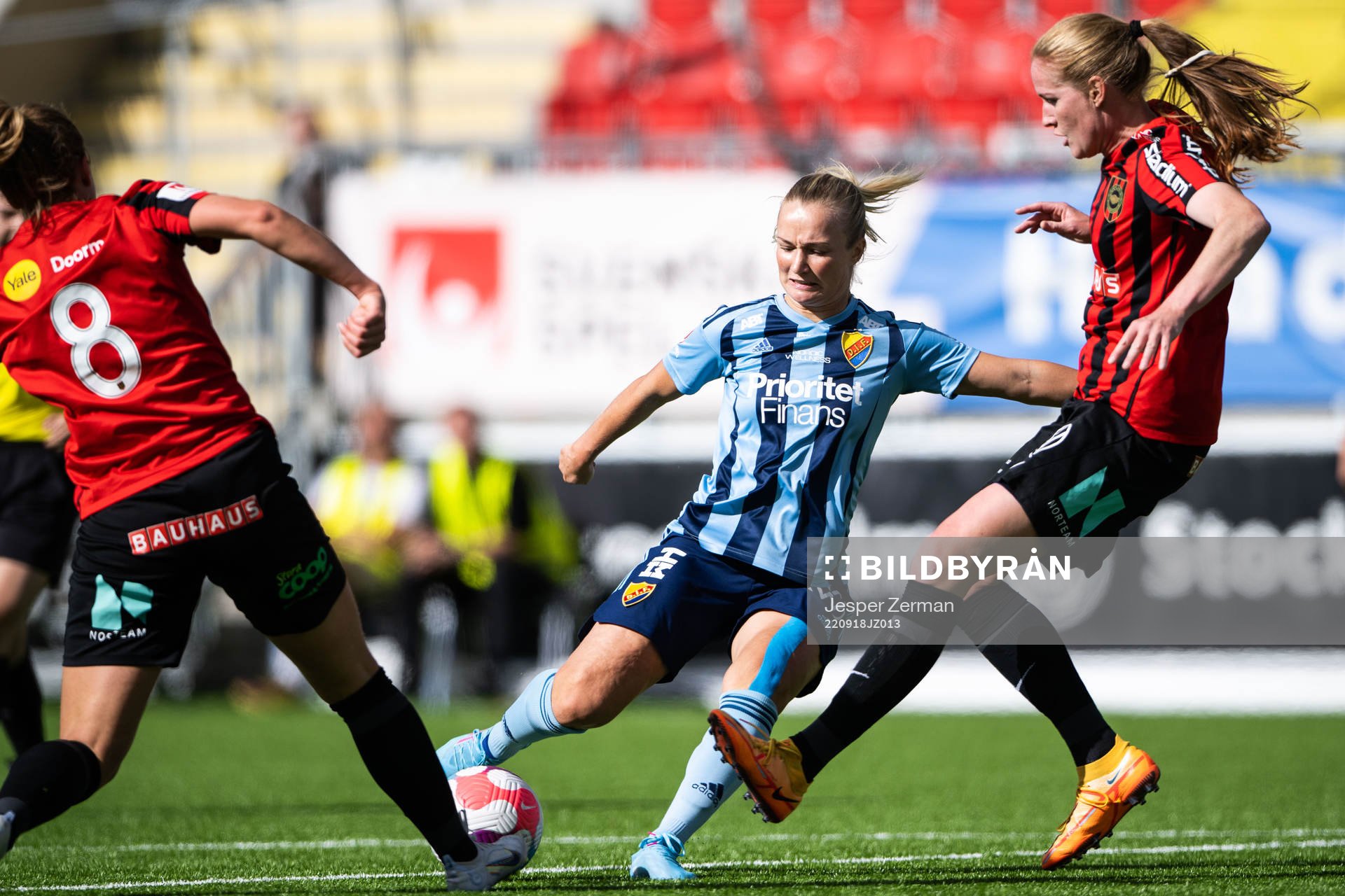 Djurgårdens Tove Almqvist och Brommapojkarnas Frida