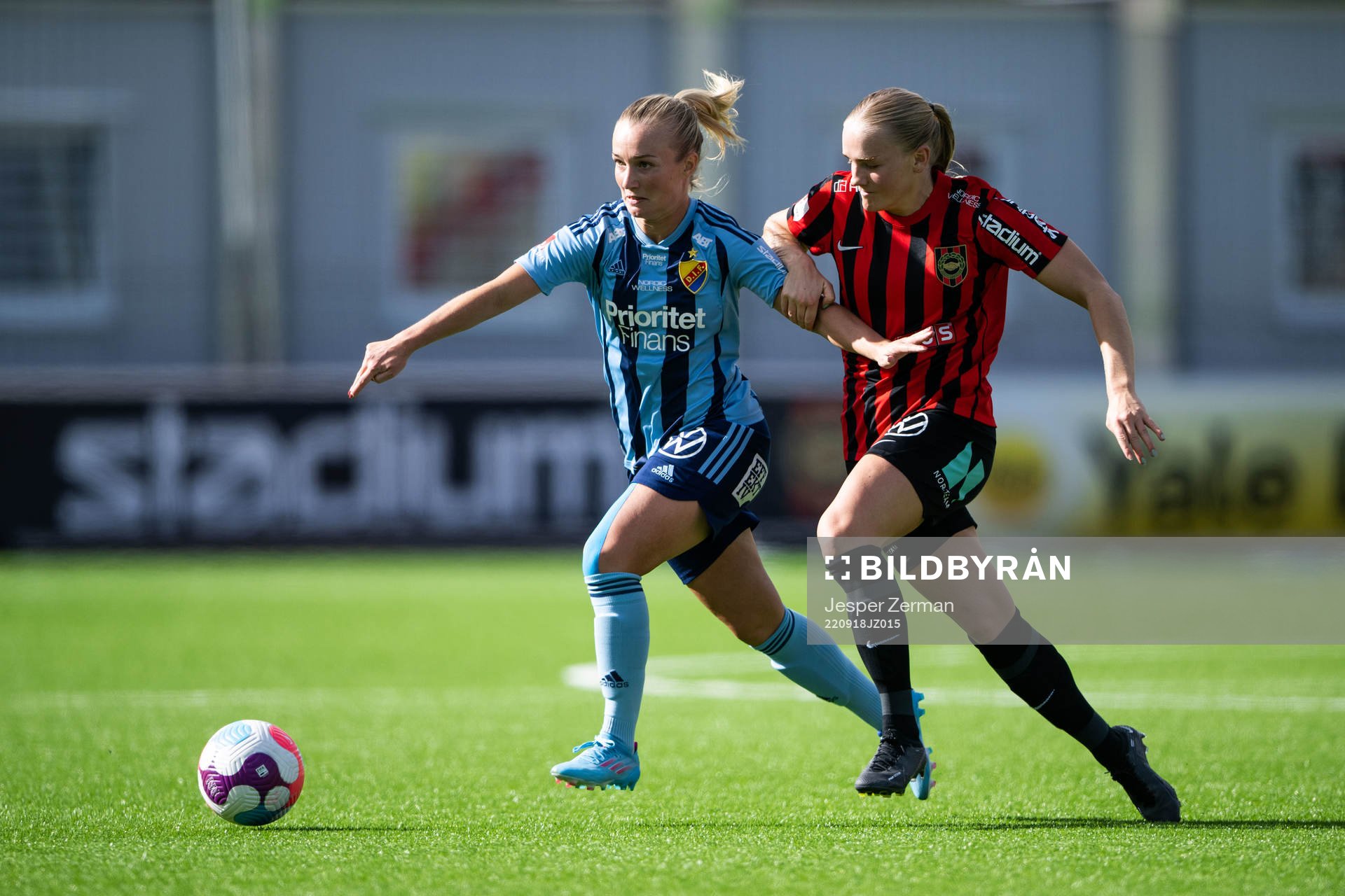 Djurgårdens Tove Almqvist och Brommapojkarnas Klara Andrup under fotbollsmatchen i Damallsvenskan mellan Brommapojkarna och Djurgården den 18 september 2022 i Stockholm.
