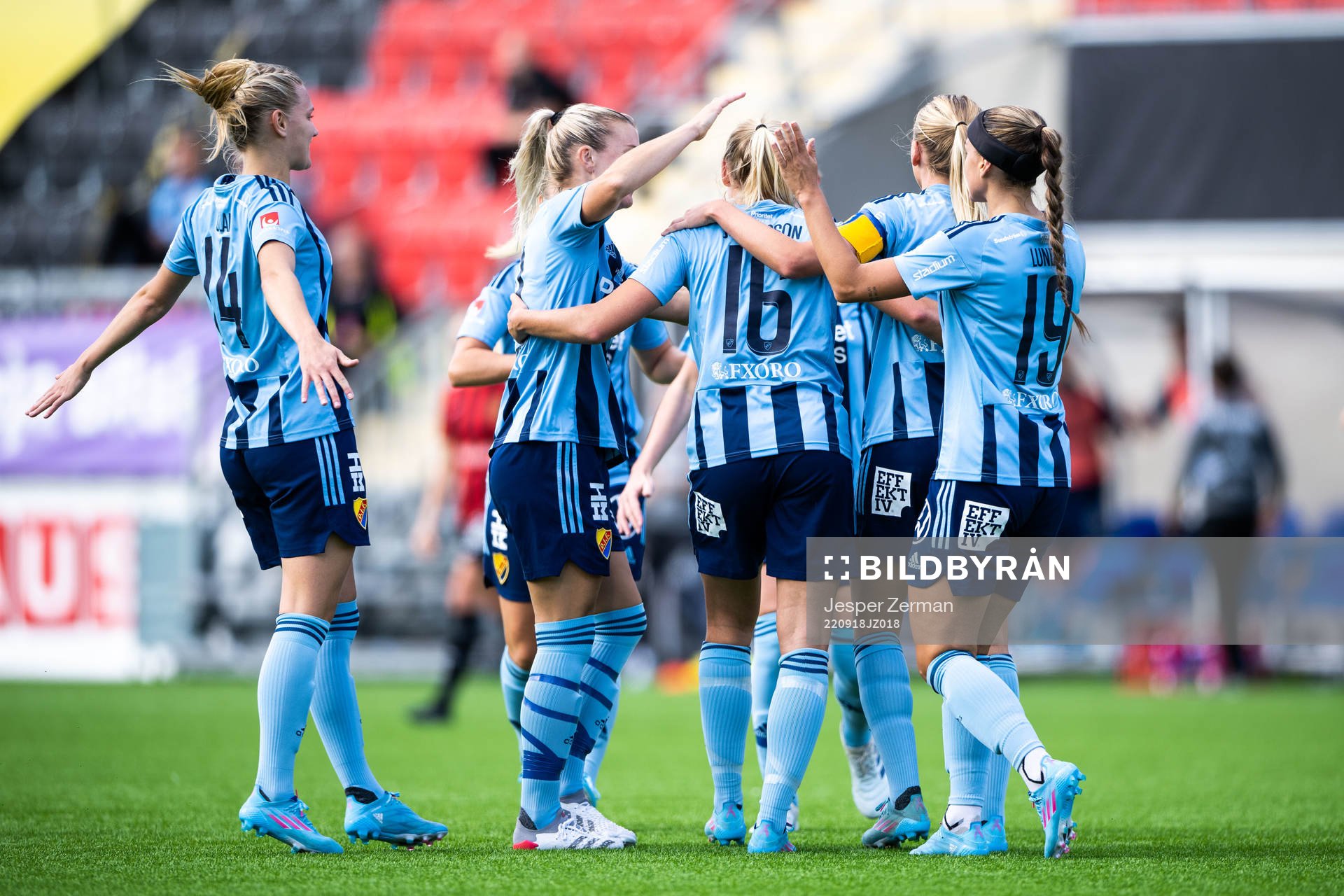 Djurgårdens Stinalisa Johansson jublar med lagkamrater
