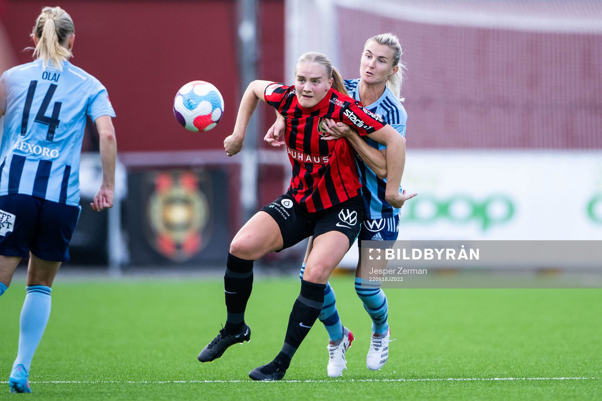 Brommapojkarnas Klara Andrup och Djurgårdens Emelie Asplund Lövgren under fotbollsmatchen i Damallsvenskan mellan Brommapojkarna och Djurgården den 18 september 2022 i Stockholm.