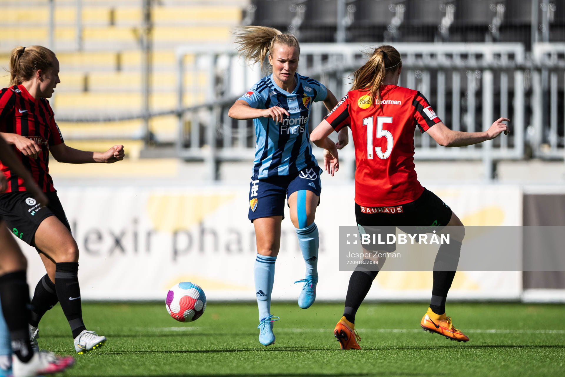 Djurgårdens Tove Almqvist och Brommapojkarnas Vaila Barsley