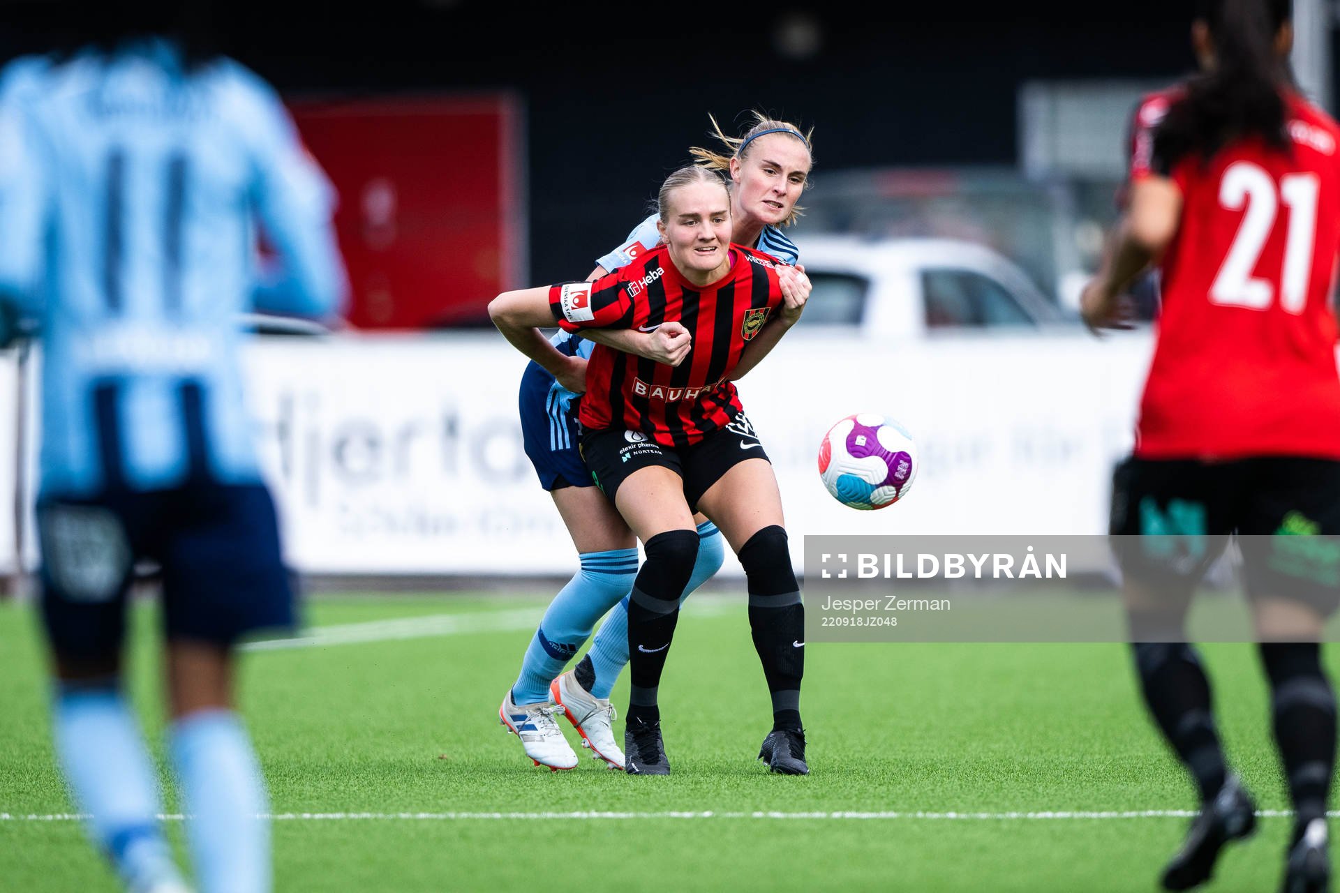 Brommapojkarnas Emilia Bengtsson och Djurgårdens Kamilla