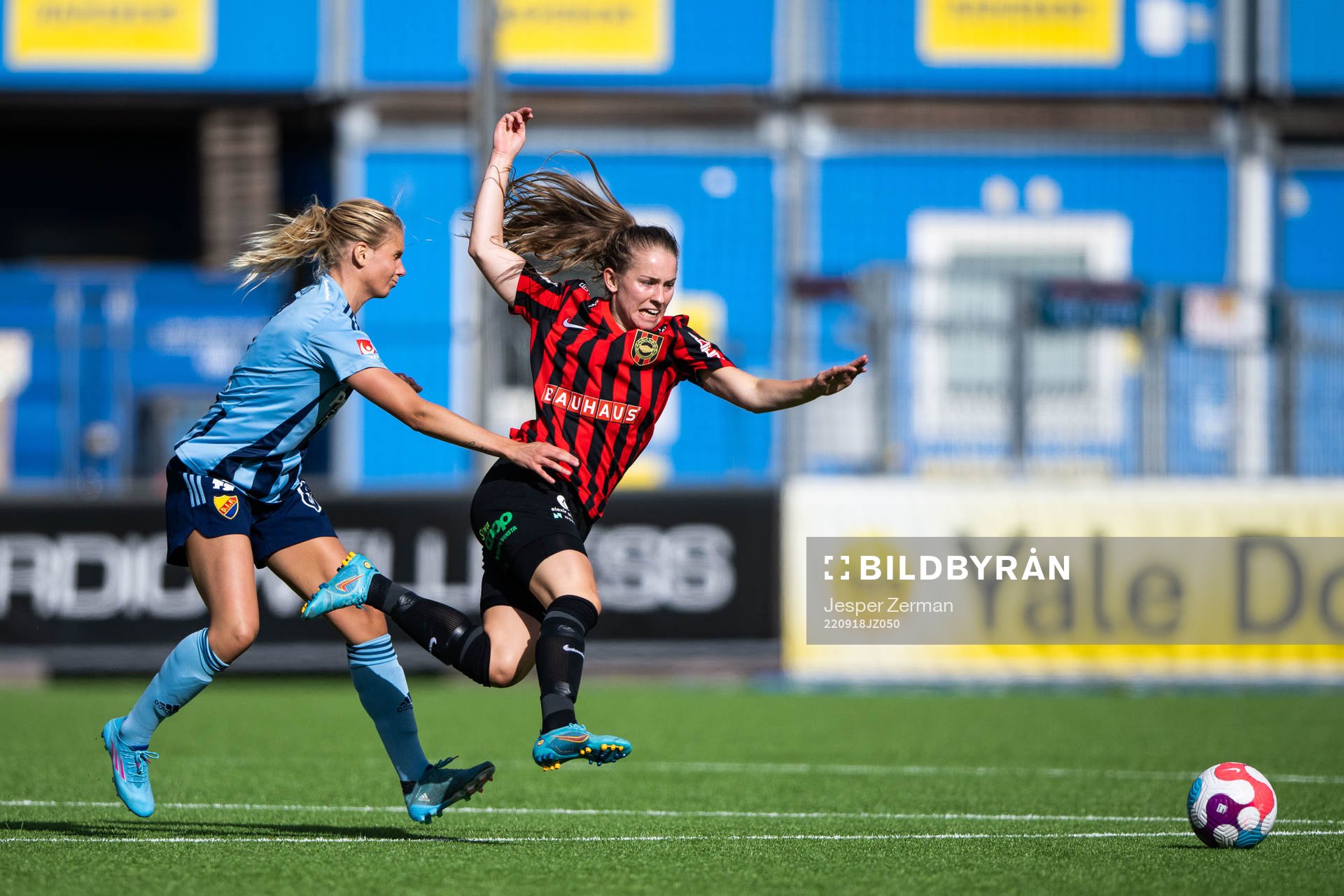 Djurgårdens Nellie Lilja och Brommapojkarnas Ida Bengtsson