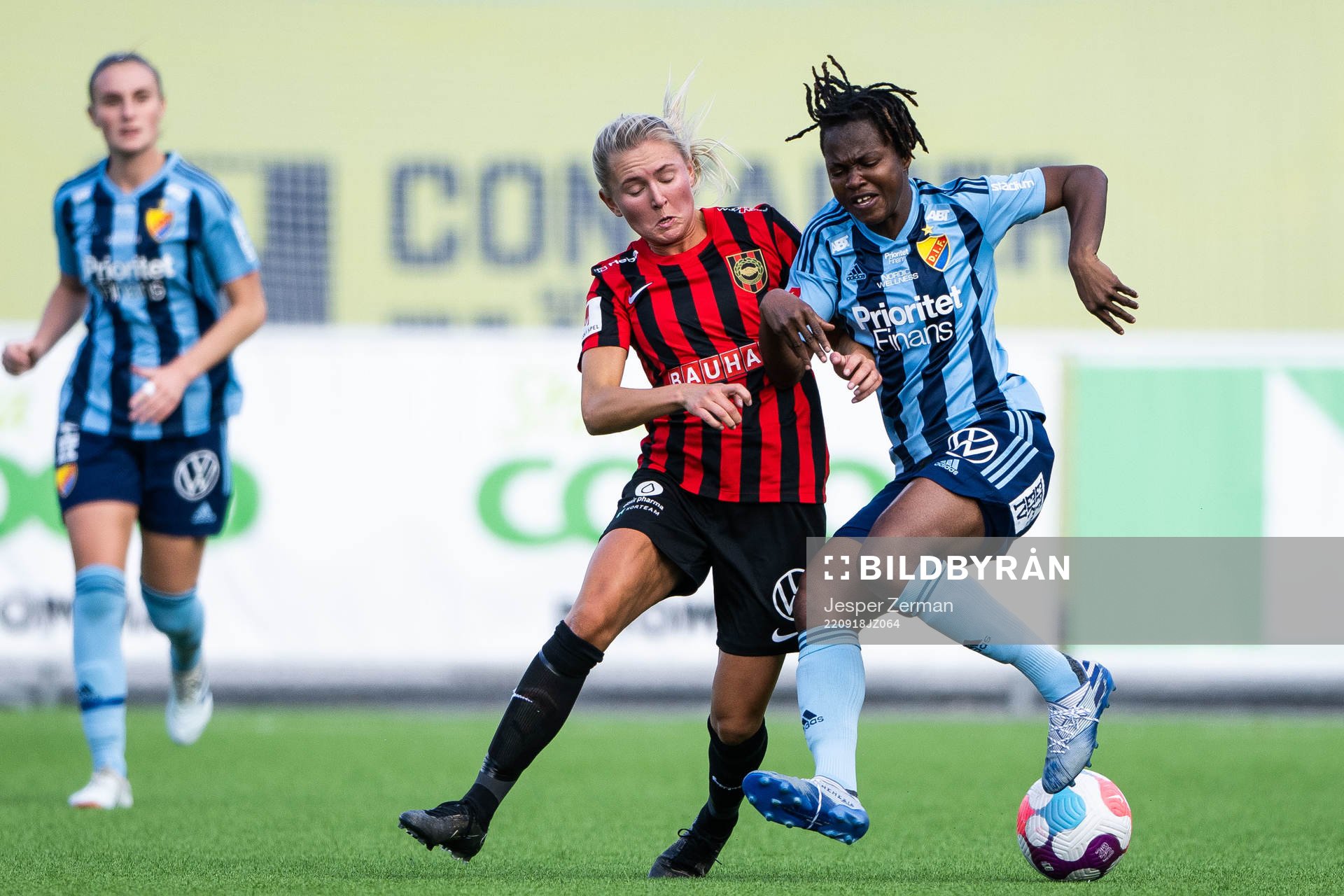 Brommapojkarnas Ellen Toivio och Djurgårdens Portia Boakye