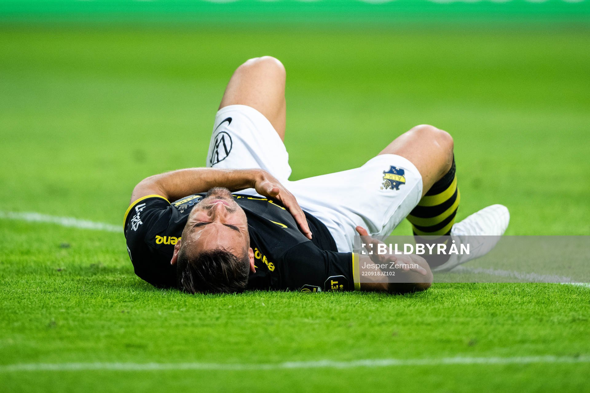 AIKs Sotirios Papagiannopoulos har ont under fotbollsmatchen i Allsvenskan mellan AIK och Degerfors den 18 september 2022 i Stockholm. 