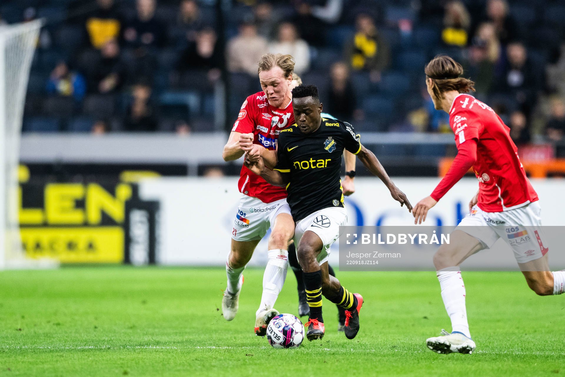 Degerfors Adam Carlen och AIKs Erick Otieno Ouma