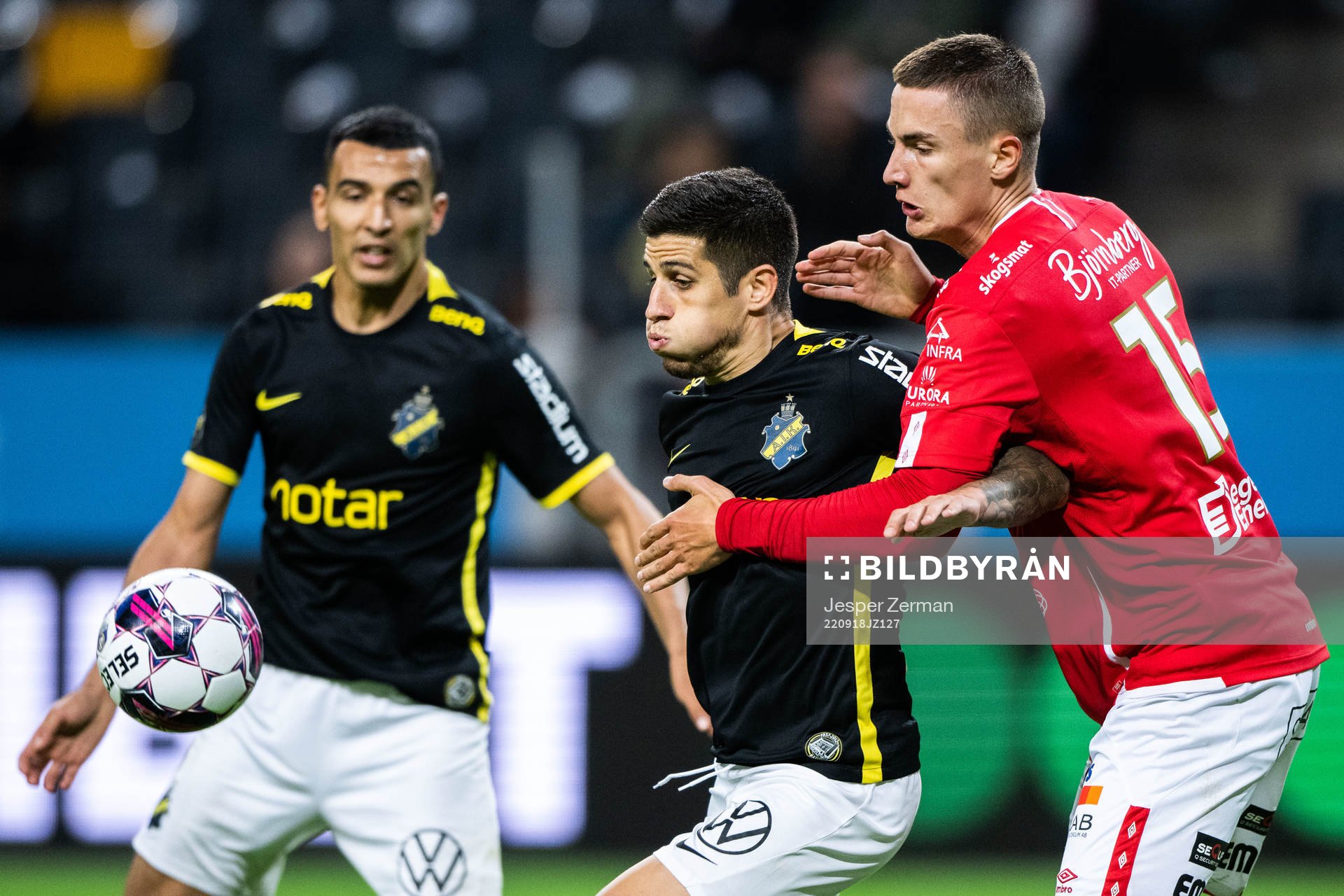 AIKs Nicolas Stefanelli och Degerfors Gustaf Lagerbielke