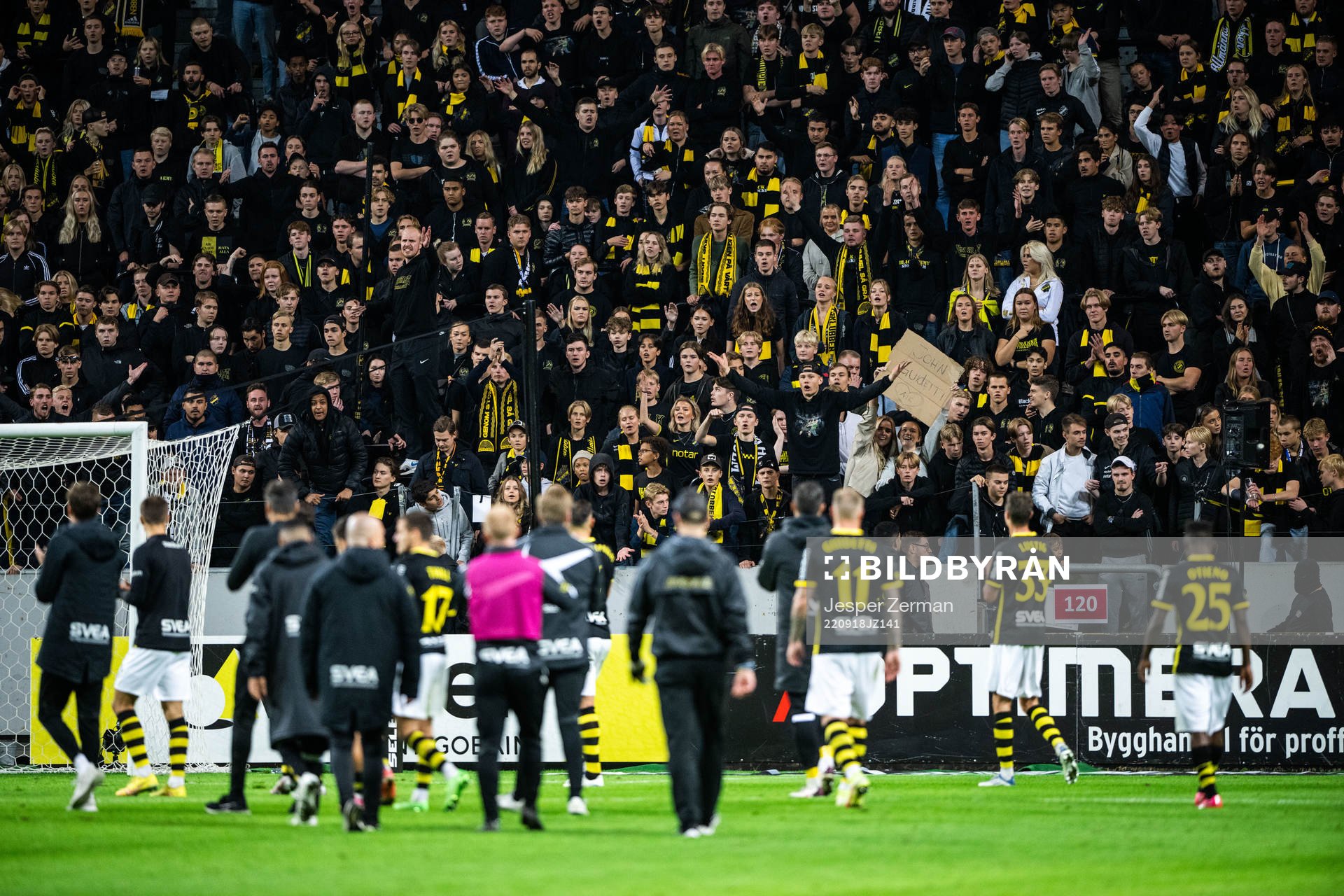 AIKs supportrar buar åt spelarna