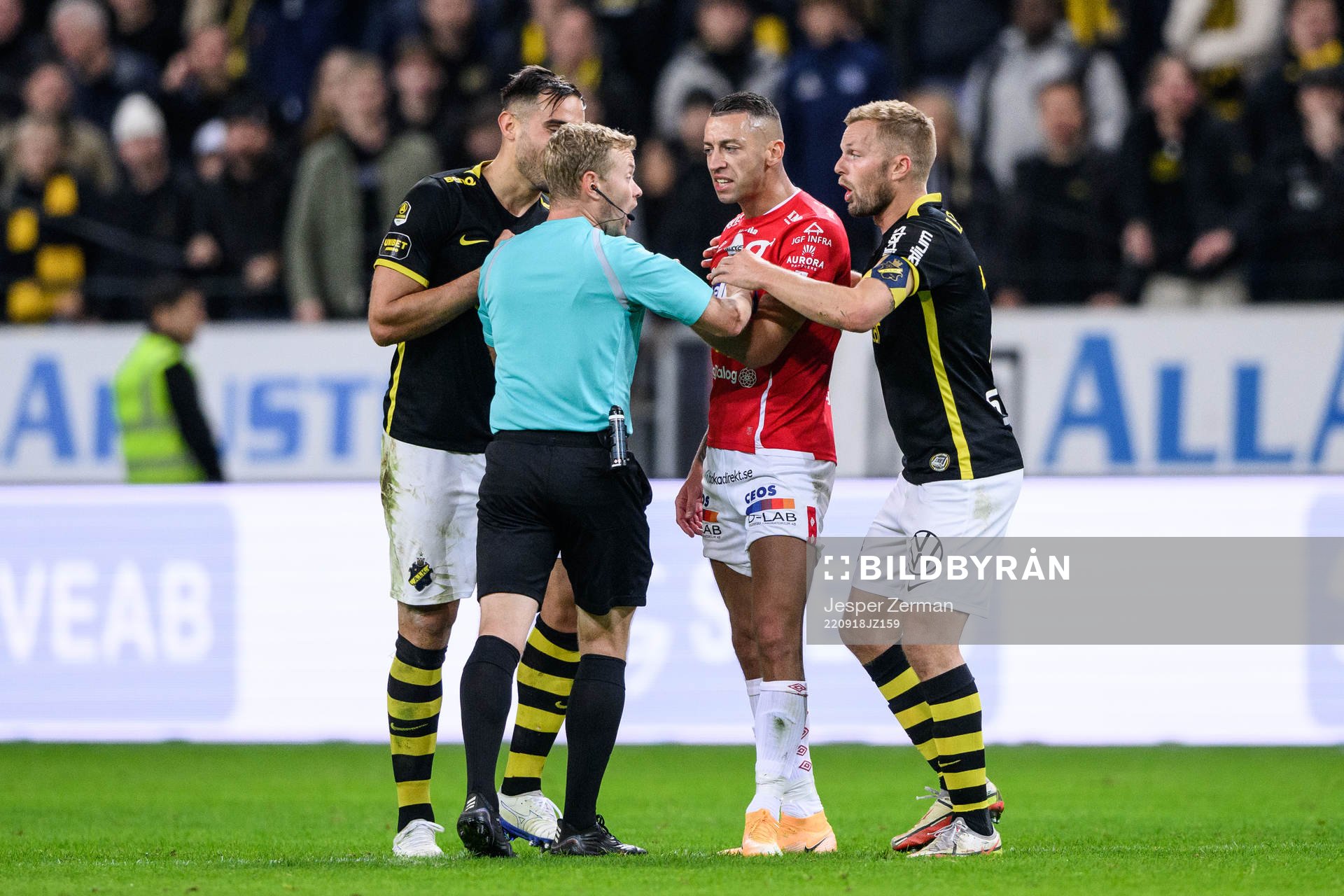 Degerfors Nikola Djurdjic och AIKs Sebastian Larsson i en