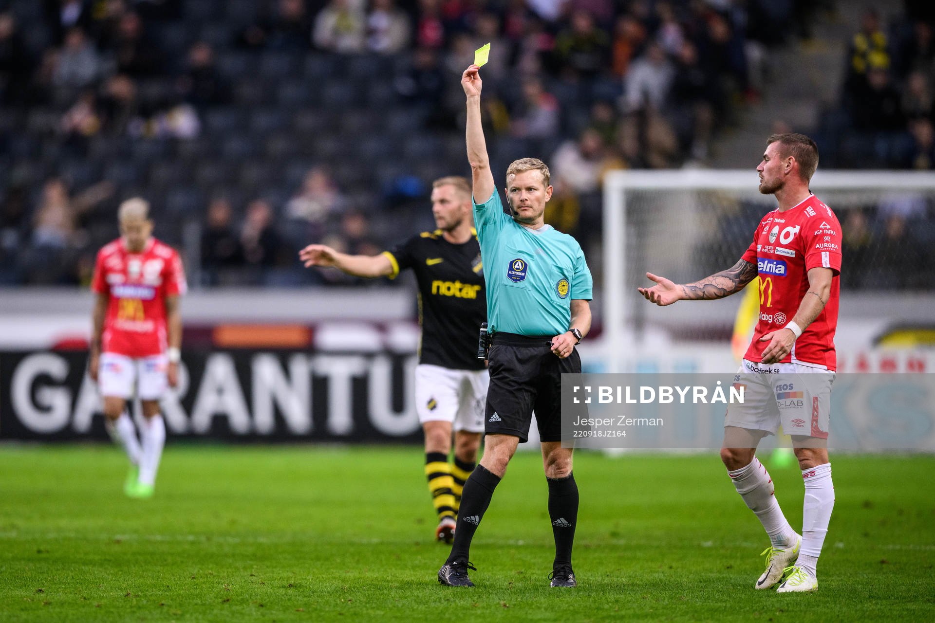 Domare Fredrik Klitte under fotbollsmatchen i Allsvenskan mellan AIK och Degerfors den 18 september 2022 i Stockholm. 