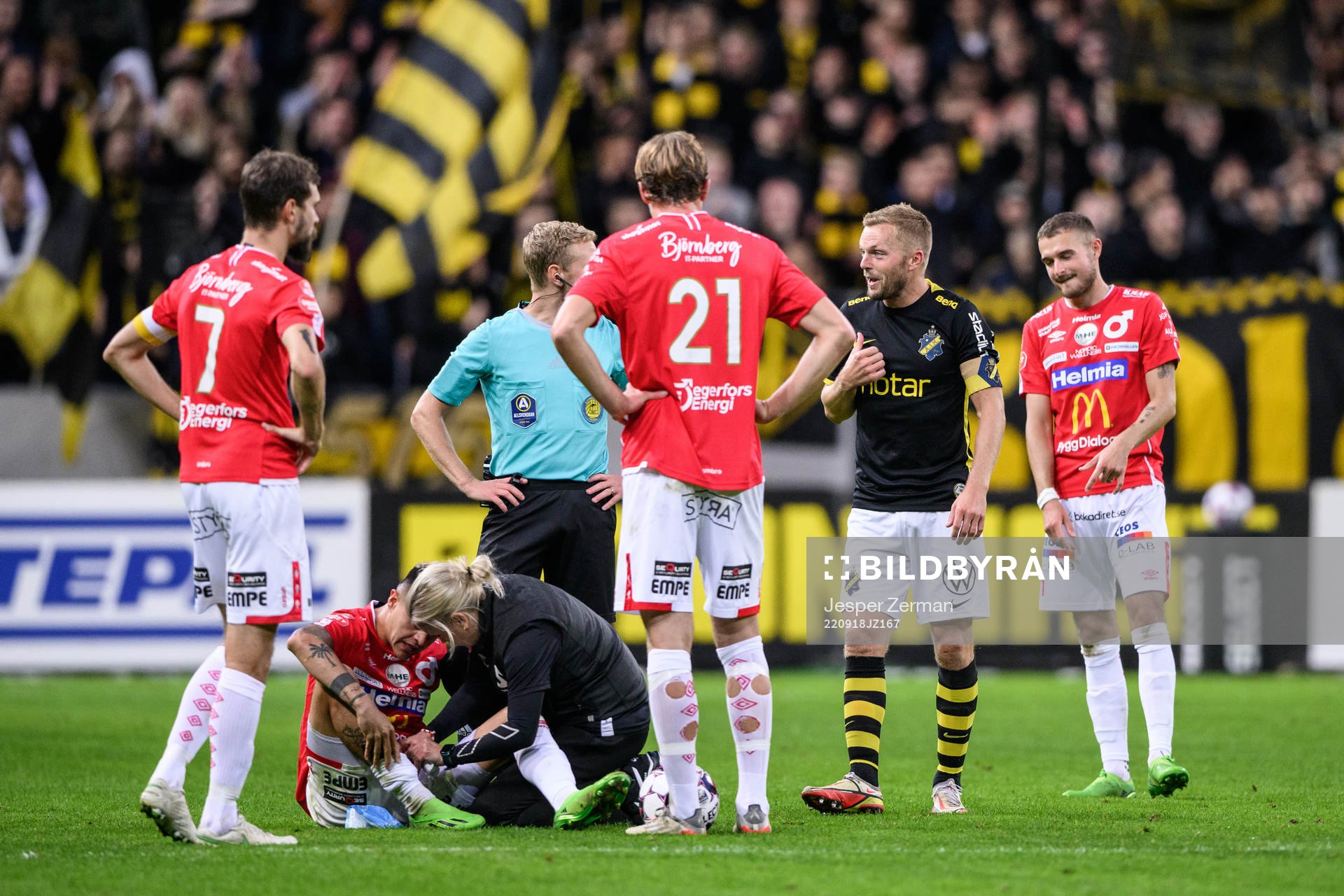 AIKs Sebastian Larsson oh Domare Fredrik Klitte i en