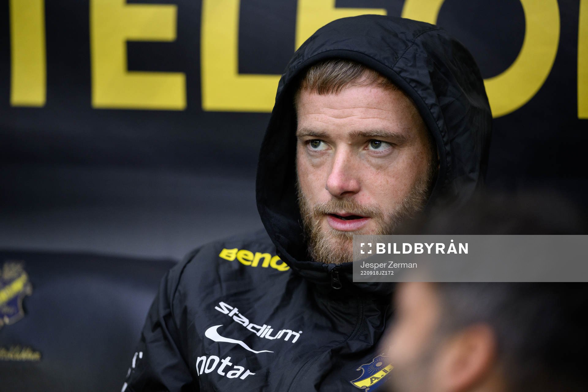 AIKs John Guidetti på bänken inför fotbollsmatchen i Allsvenskan mellan AIK och Degerfors den 18 september 2022 i Stockholm. 