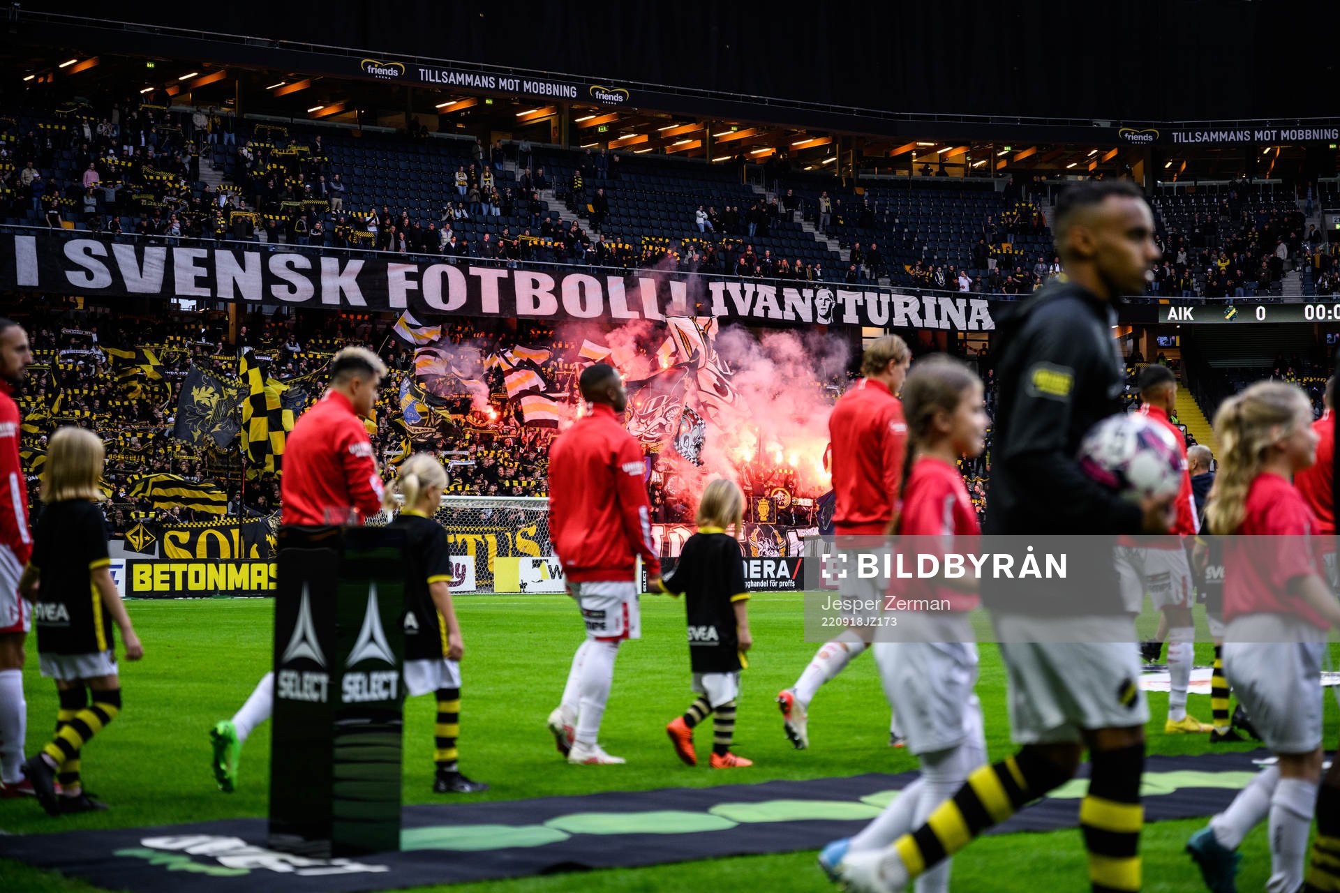 Degerfors och AIKs spelare gör entré