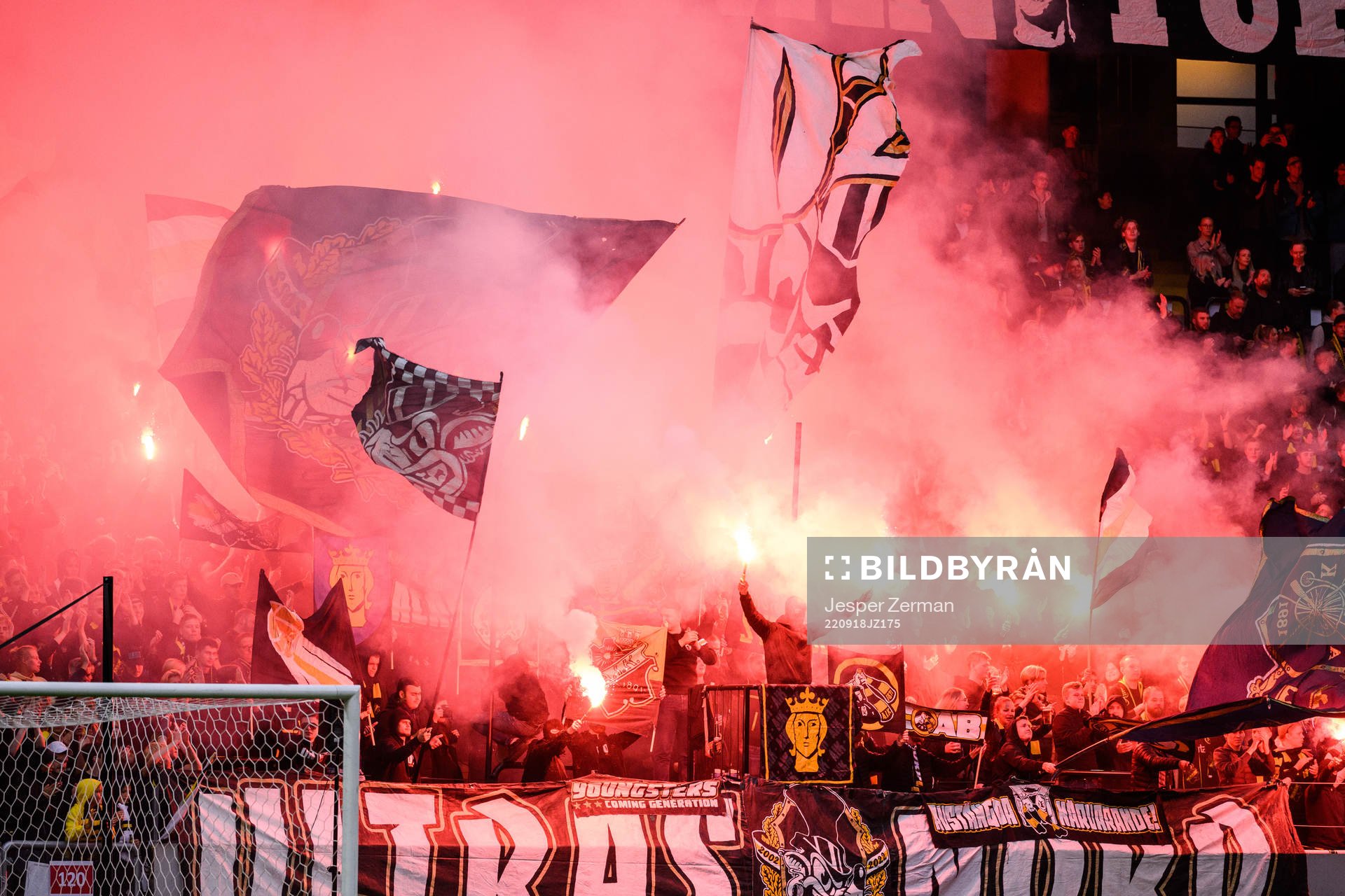 AIKs supportrar bränner bengaler