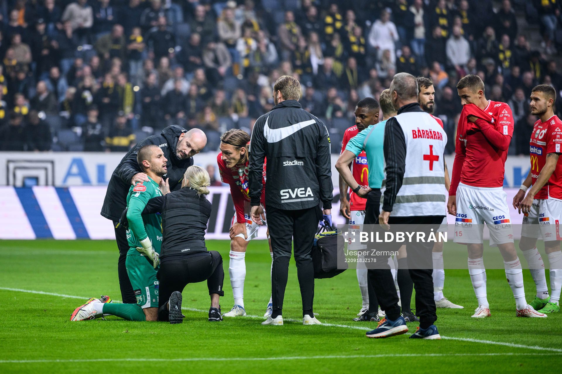 Degerfors målvakt Alfie Malik Whiteman får vård under fotbollsmatchen i Allsvenskan mellan AIK och Degerfors den 18 september 2022 i Stockholm.