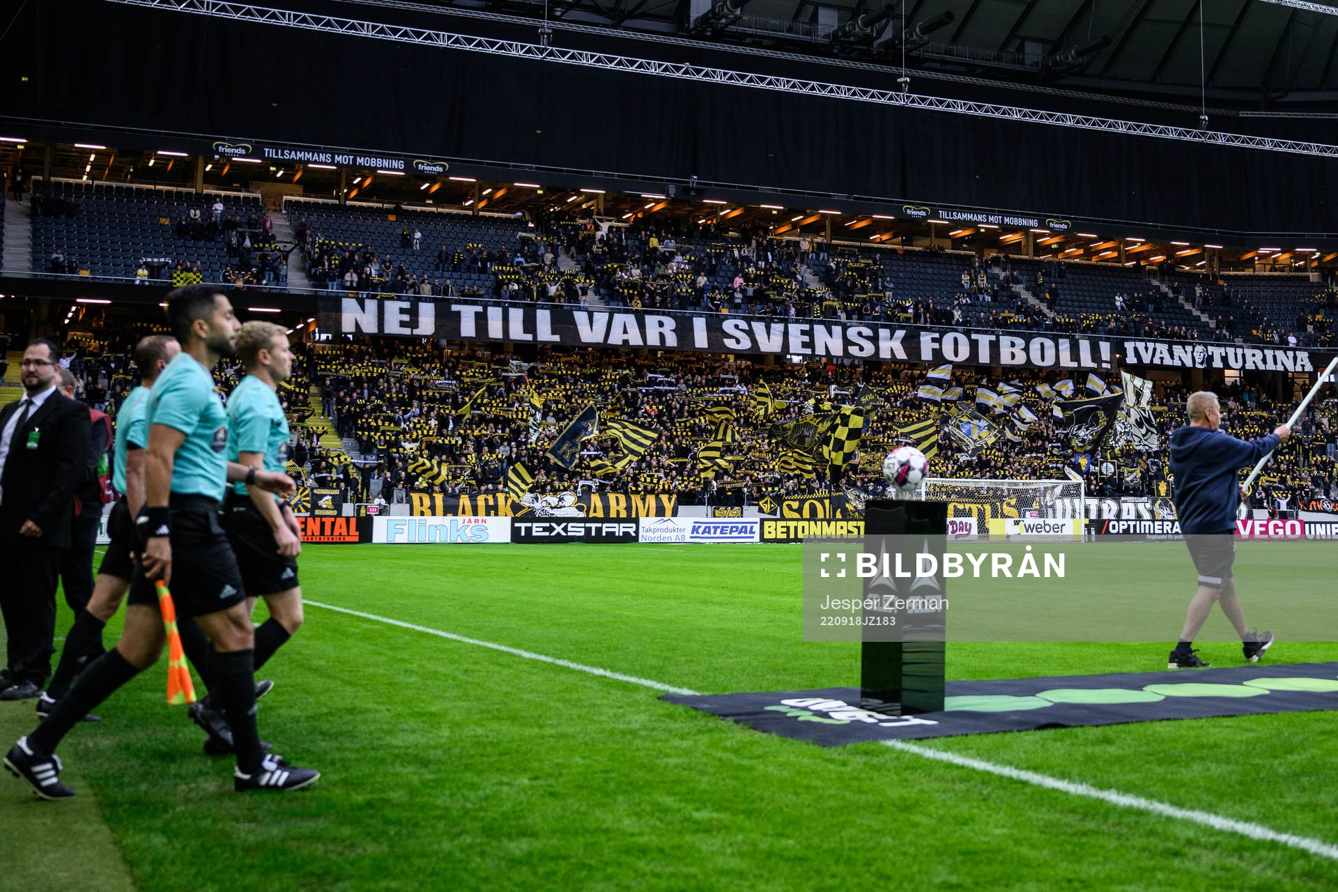 AIKs supportrar med en banderoll mot VAR