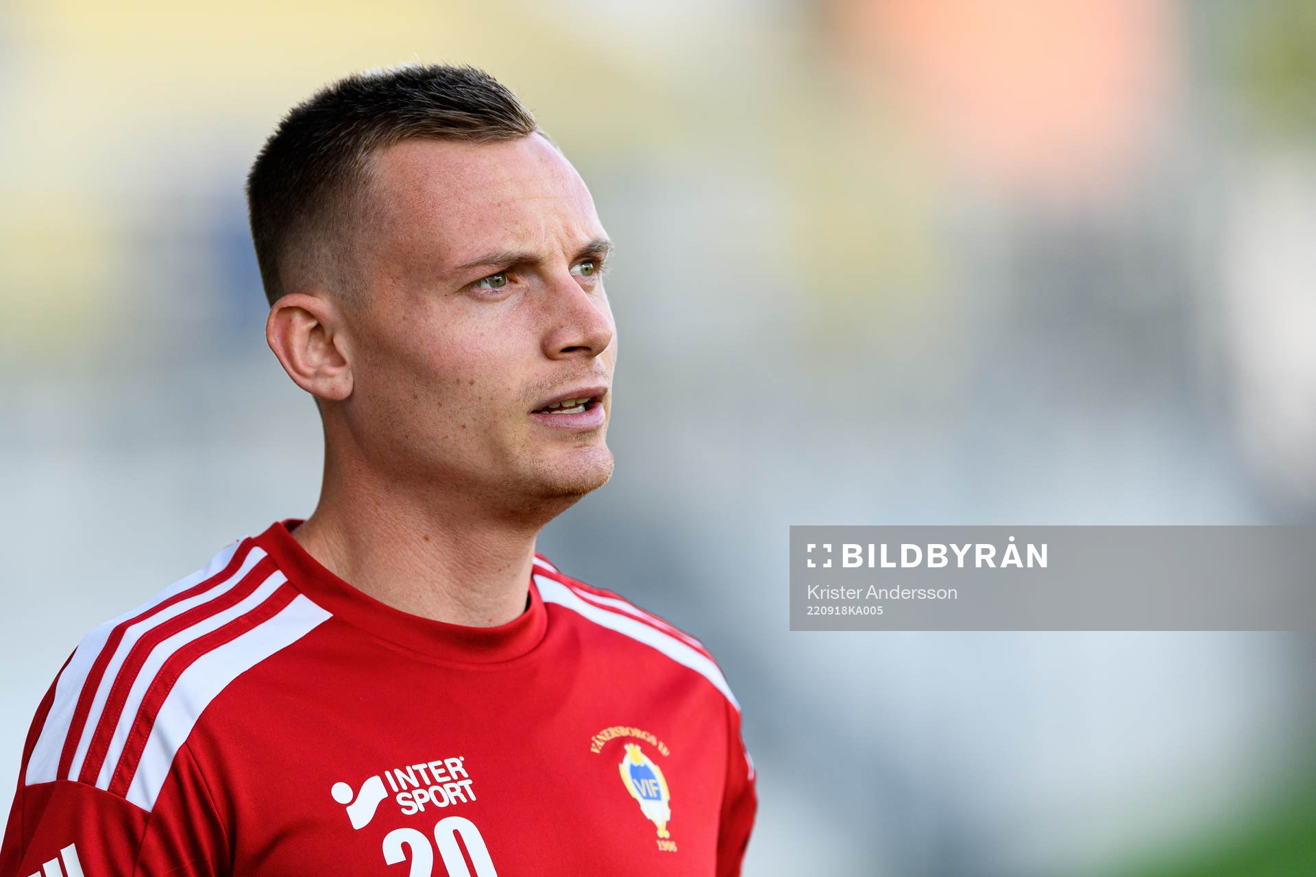Vänersborgs Alexander Mapp före fotbollsmatchen i Ettan