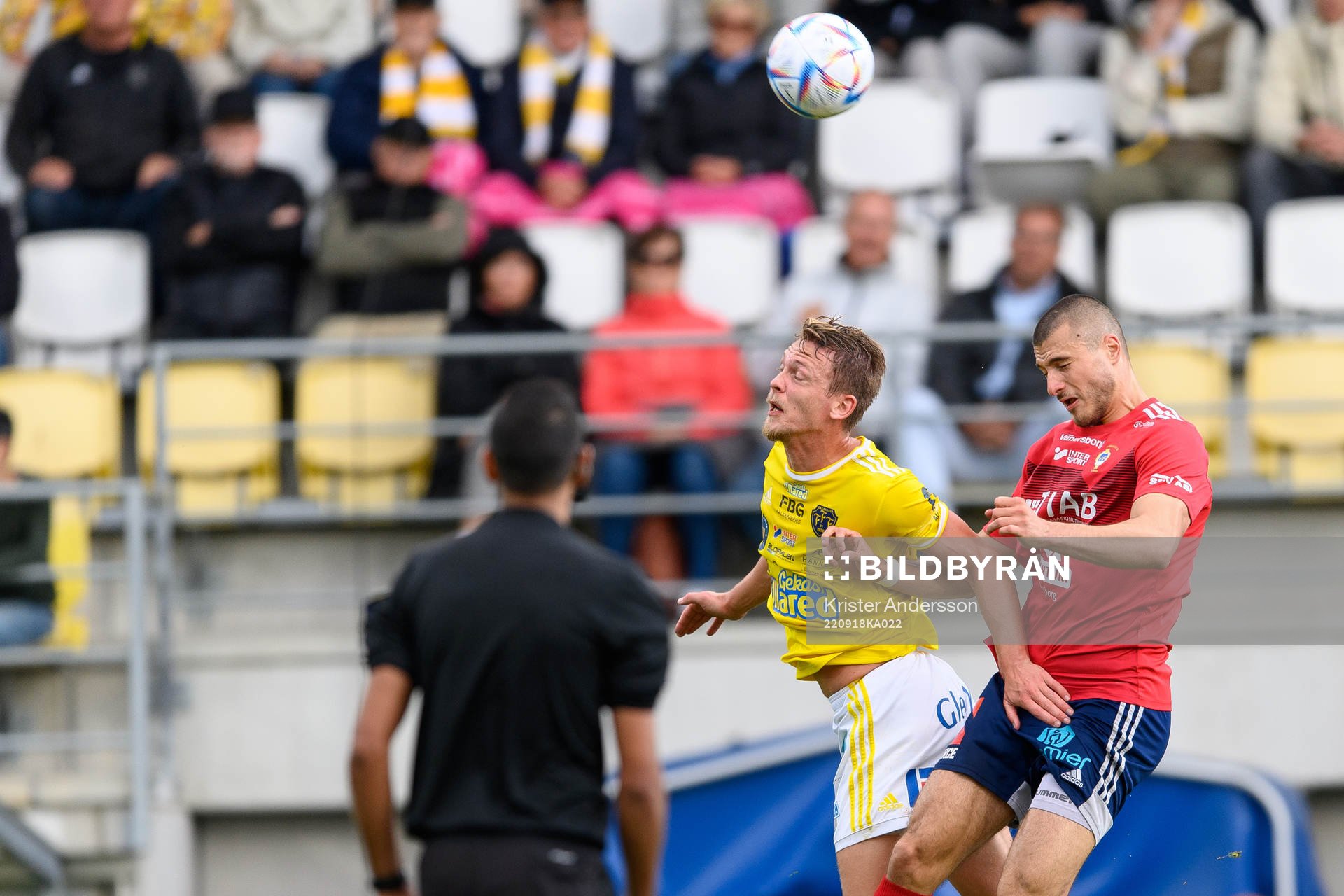 Falkenbergs Robin Hofsö och Vänersborgs Milos Andelkovic under fotbollsmatchen i Ettan södra mellan Falkenberg och Vänersborg den 18 september 2022 i Falkenberg.