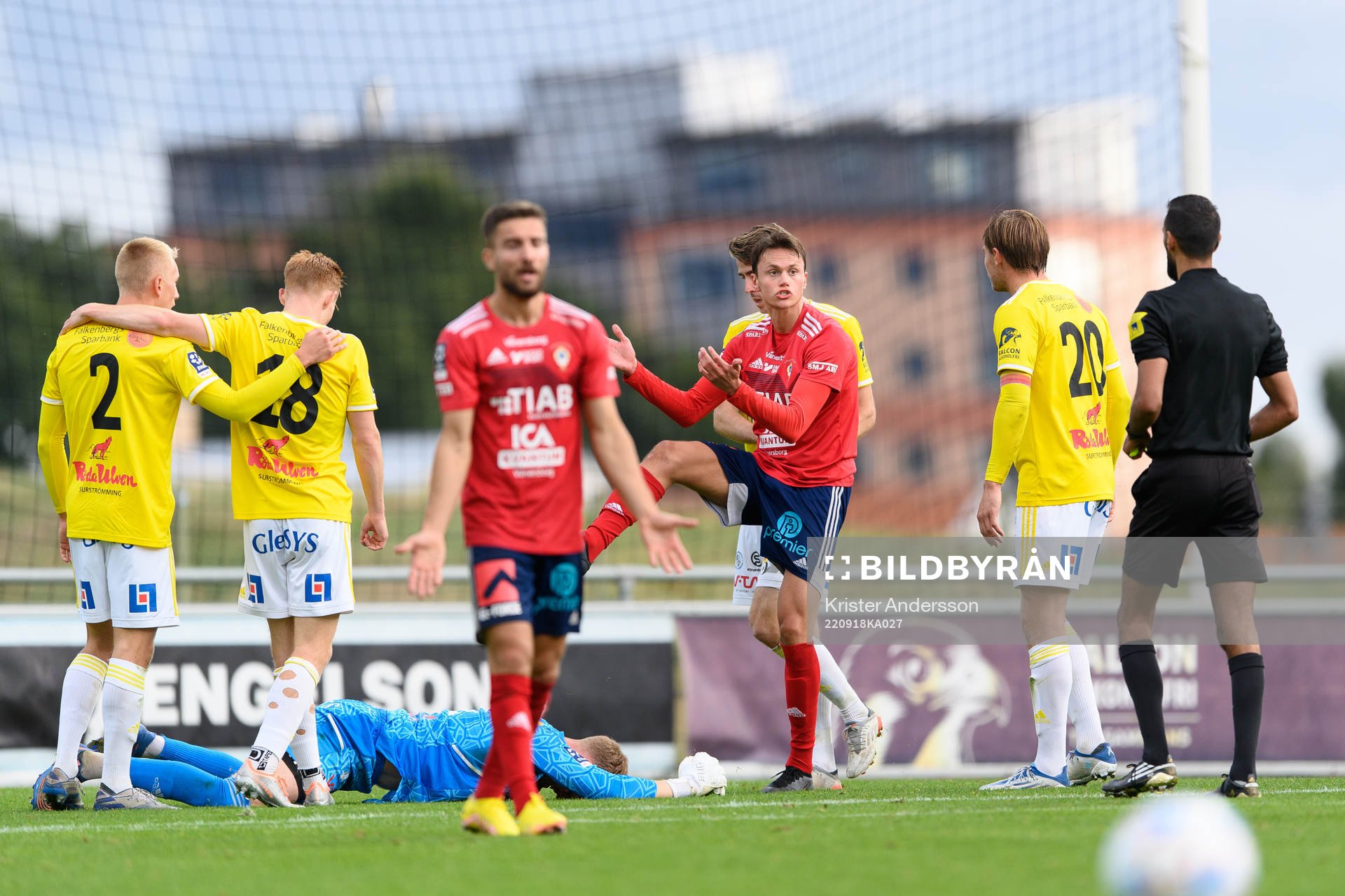 Vänersborgs Marwin Leidewall får gult kort