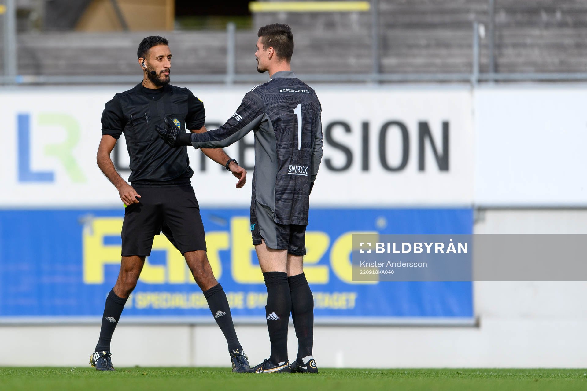 Domare Mohamed Rachid och Vänersborgs målvakt Sebastian