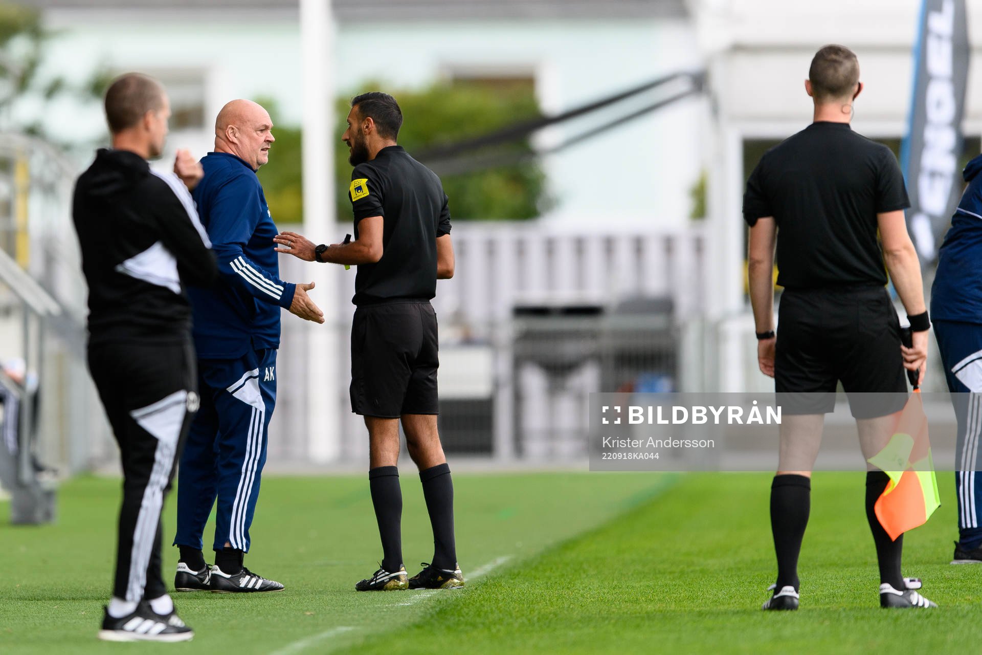 Vänersborgs tränare Andy Kilner och domare Mohamed Rachid
