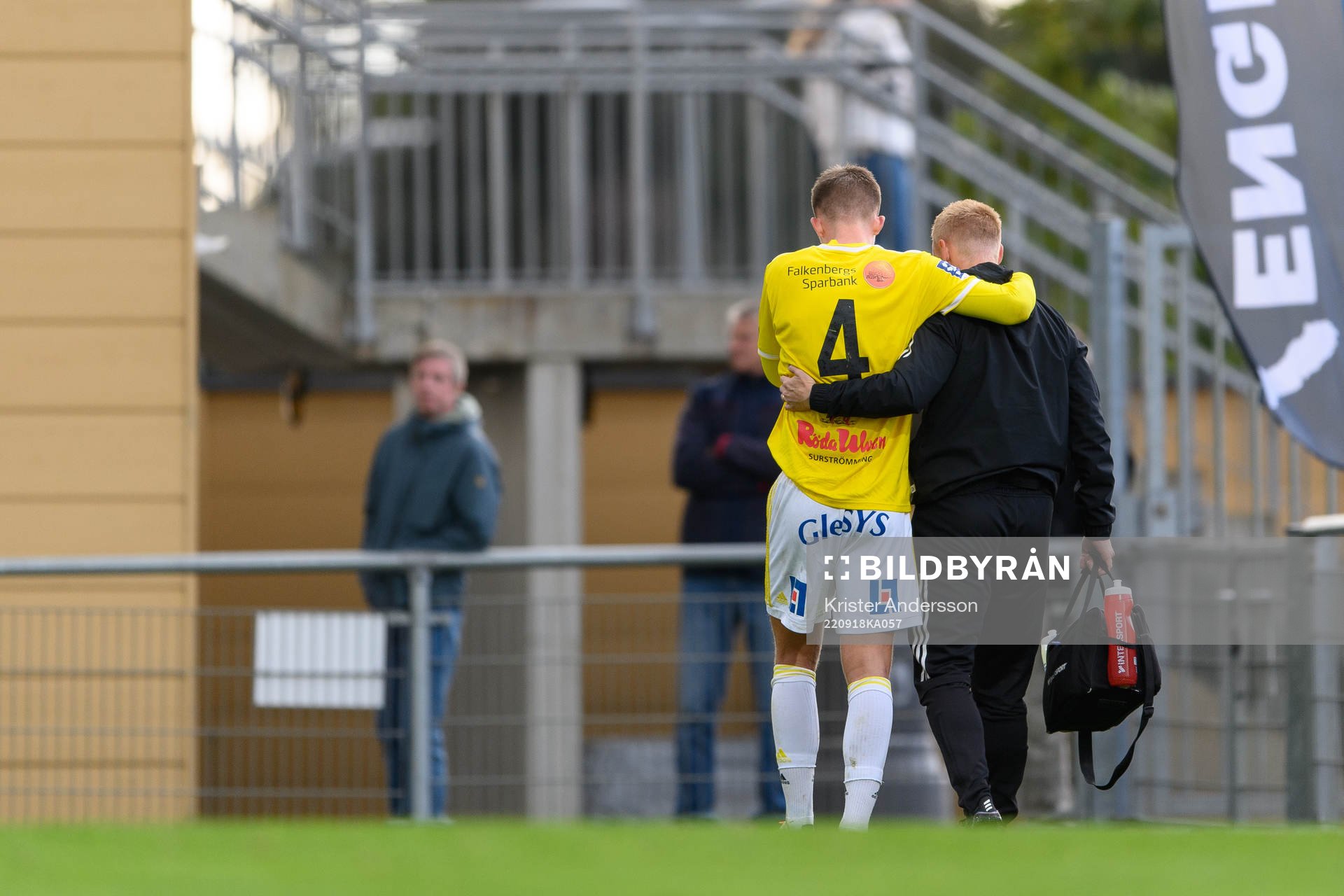 Falkenbergs Tim Stålheden tvingas kliva av med skada under fotbollsmatchen i Ettan södra mellan Falkenberg och Vänersborg den 18 september 2022 i Falkenberg.