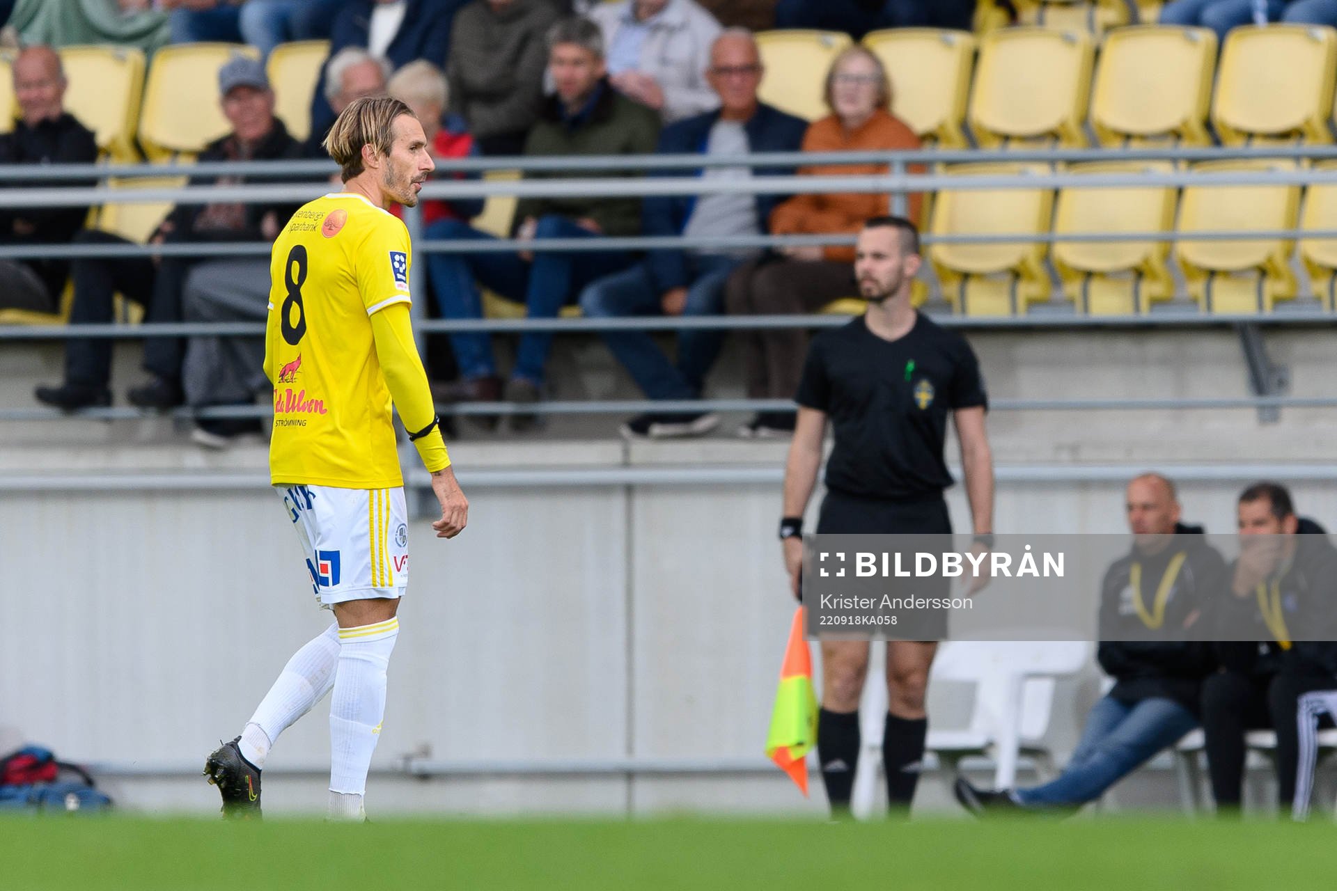Falkenbergs Tobias Karlsson lämnar planen