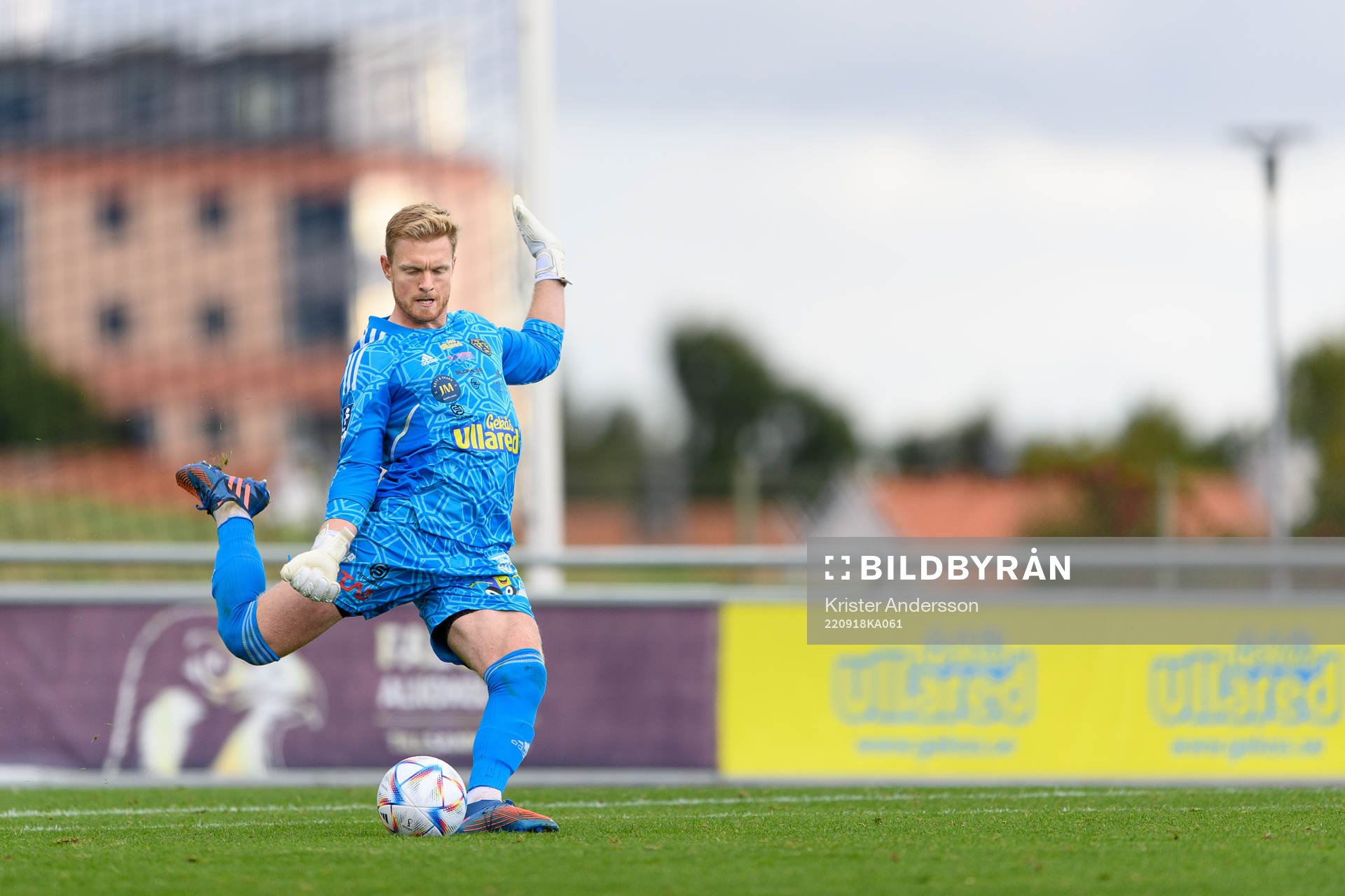 Falkenbergs målvakt Tim Erlandsson under fotbollsmatchen i Ettan södra mellan Falkenberg och Vänersborg den 18 september 2022 i Falkenberg.