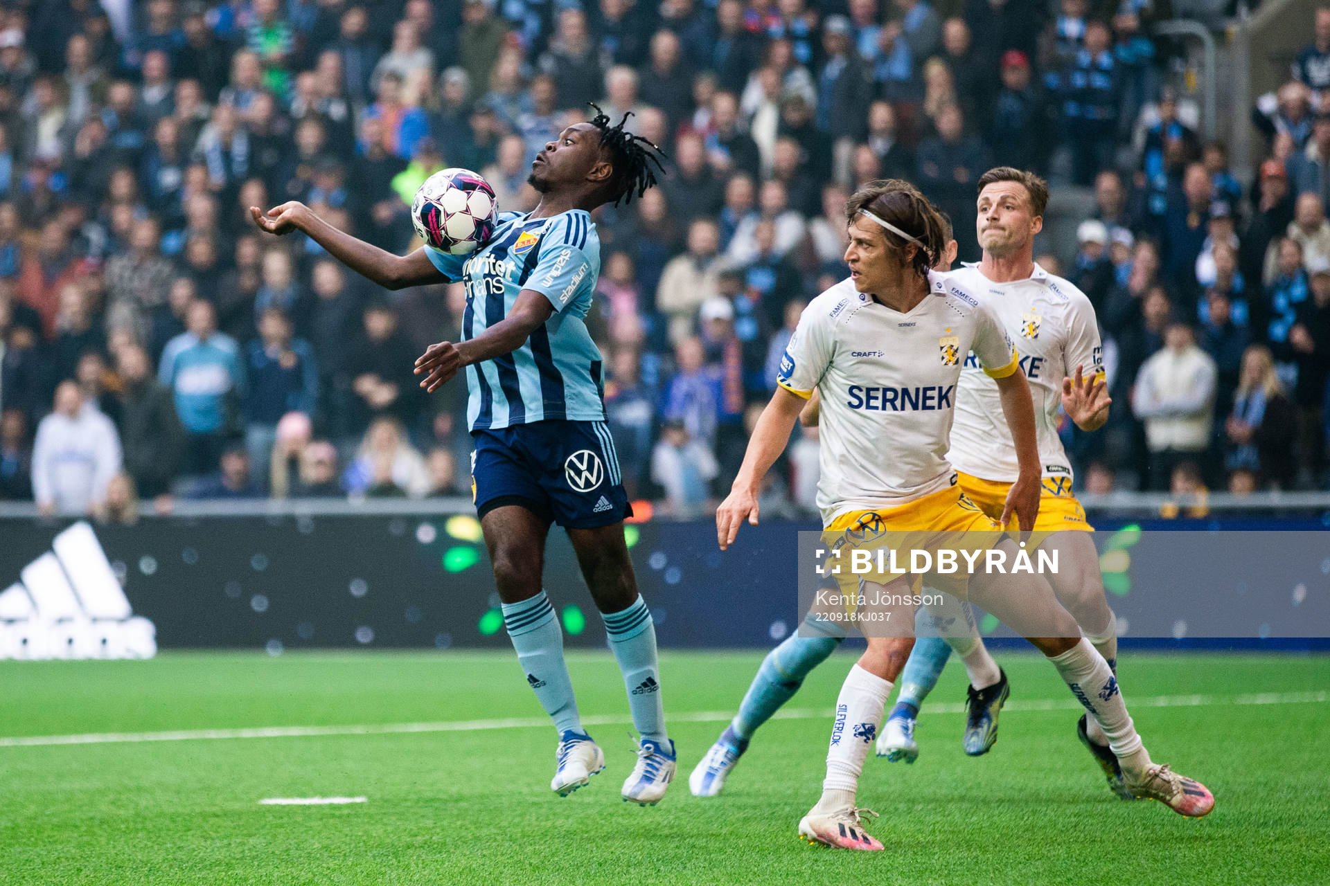 Djurgårdens Joel Asoro och IFK Göteborgs Simon Thern