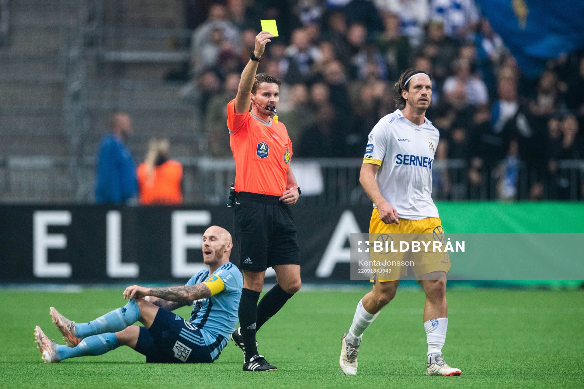 IFK Göteborgs Gustav Svensson tilldelas gult kort av